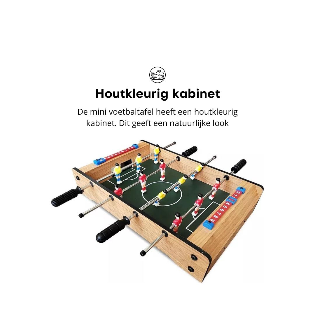 Mini tafelvoetbal. Het heeft een houten kast met spelers en een groen veld. Tekst bovenaan.