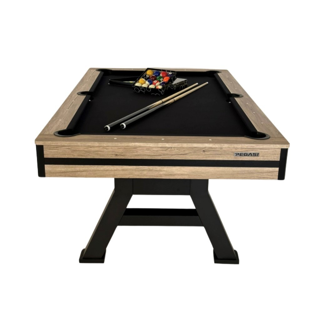 Een pooltafel met een zwart vilten blad en een houten frame. Ballen en keuen liggen erop.