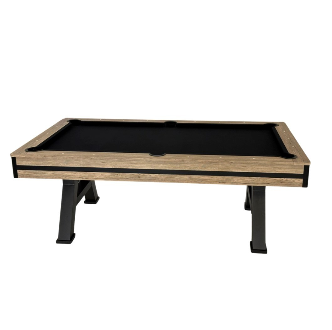 Een pooltafel met een zwart oppervlak en een lichtbruin frame.