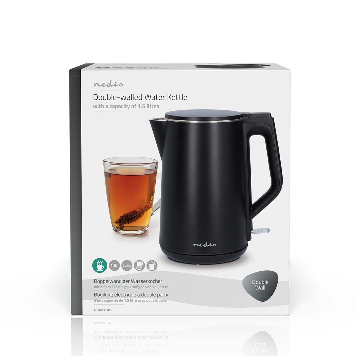 Zwarte waterkoker met doos, glas thee en tekst op de doos.