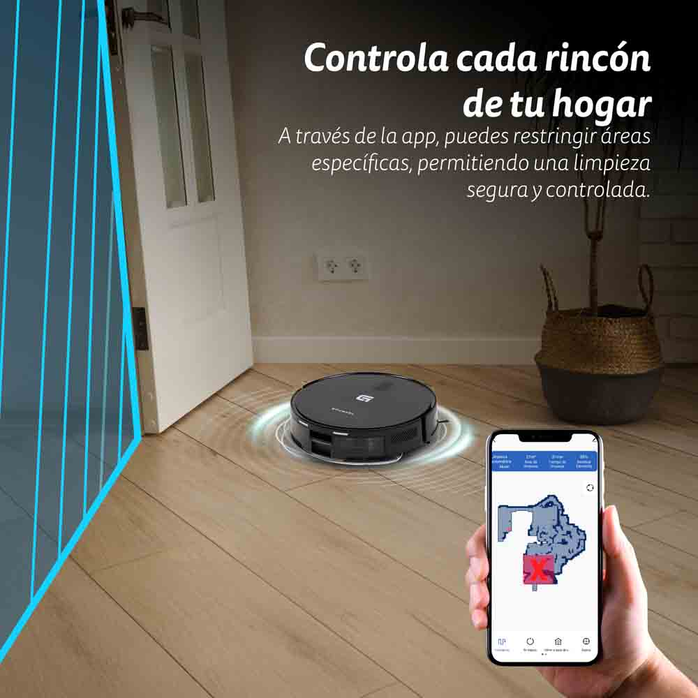 Un aspirapolvere robot su un pavimento in legno, controllato da uno smartphone che mostra una mappa di pulizia.