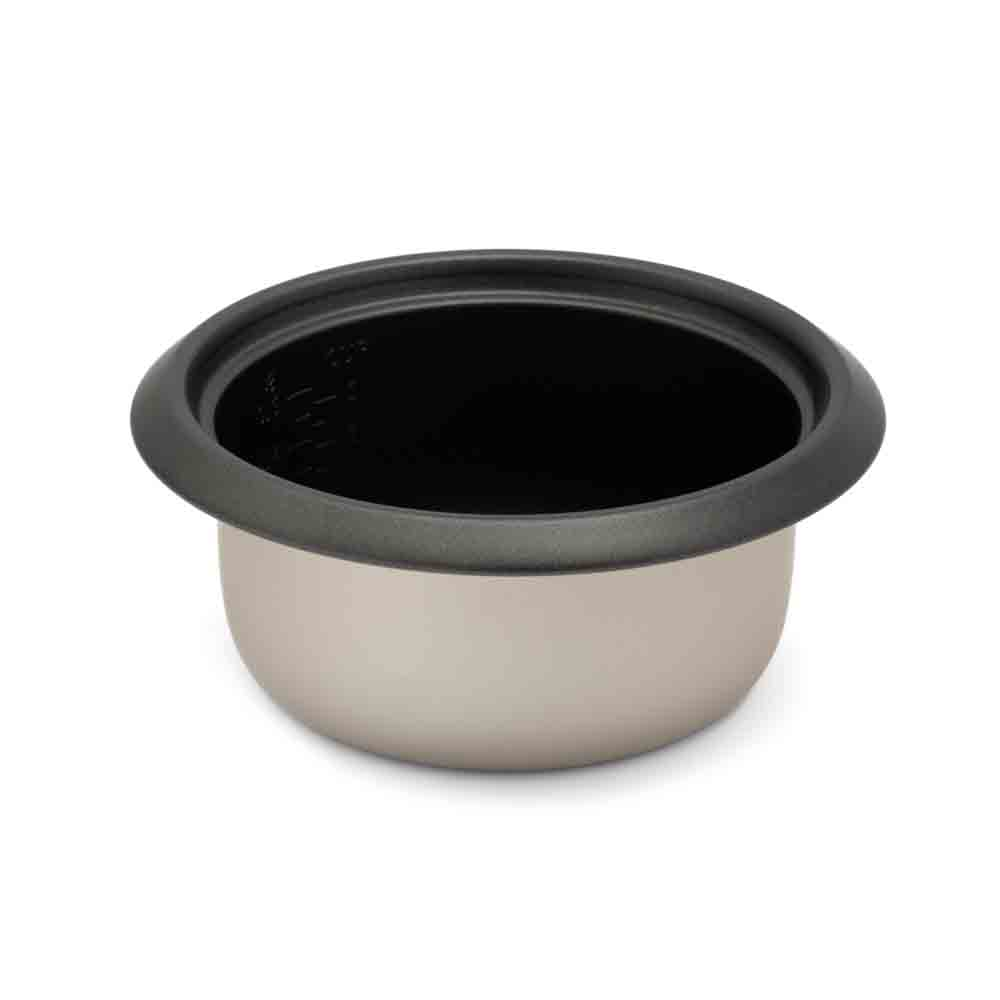 Olla interior de arrocera abierta, color beige con borde negro. Fondo blanco.