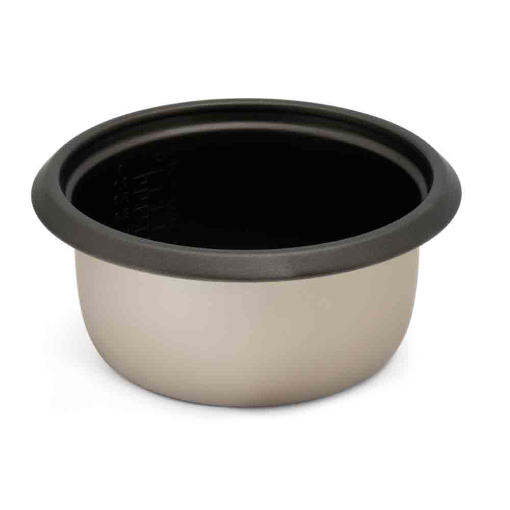 Una olla interior vacía de una arrocera, con revestimiento antiadherente y borde oscuro.