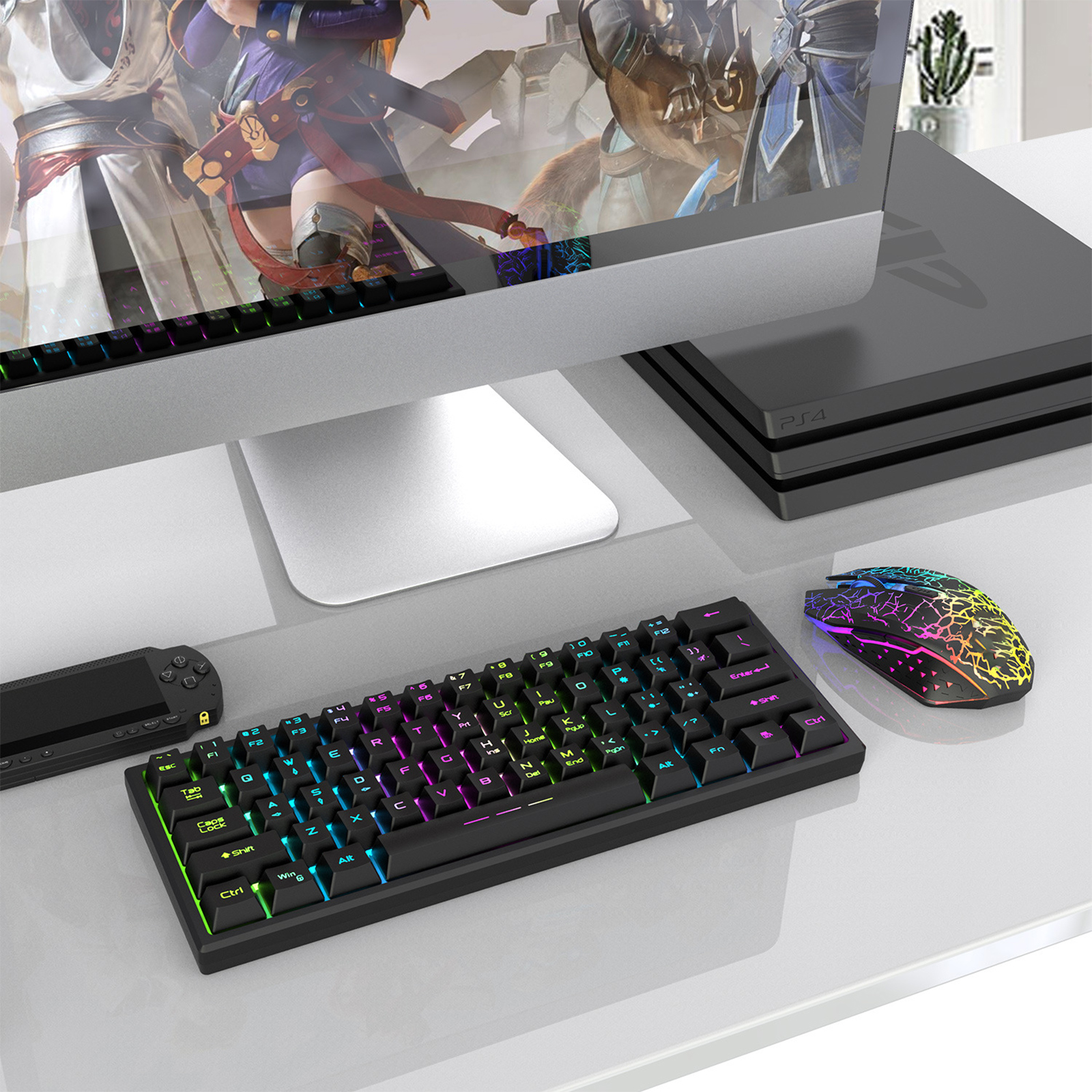 Schwarze Tastatur, Maus und Monitor mit Spiel auf weißem Schreibtisch.