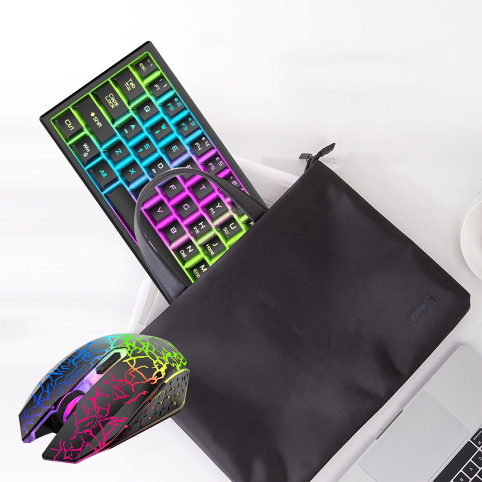 Ein Gaming-Tastatur- und Maus-Set. Die Tastatur ist mit farbigen LEDs beleuchtet. Die Maus leuchtet ebenfalls.