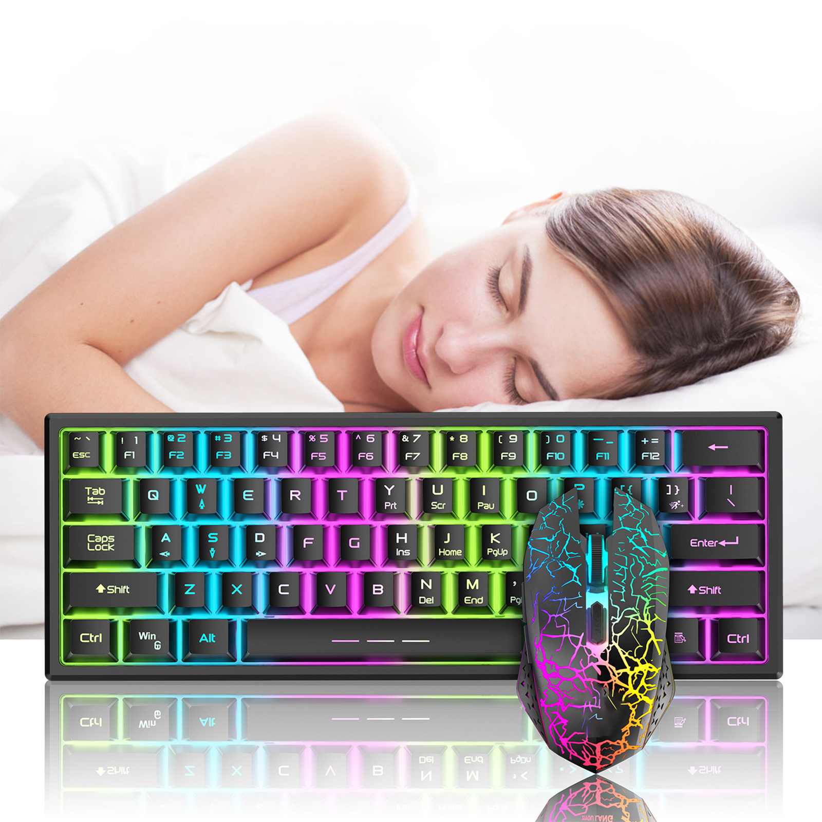Frau schläft neben beleuchteter Tastatur und Maus.