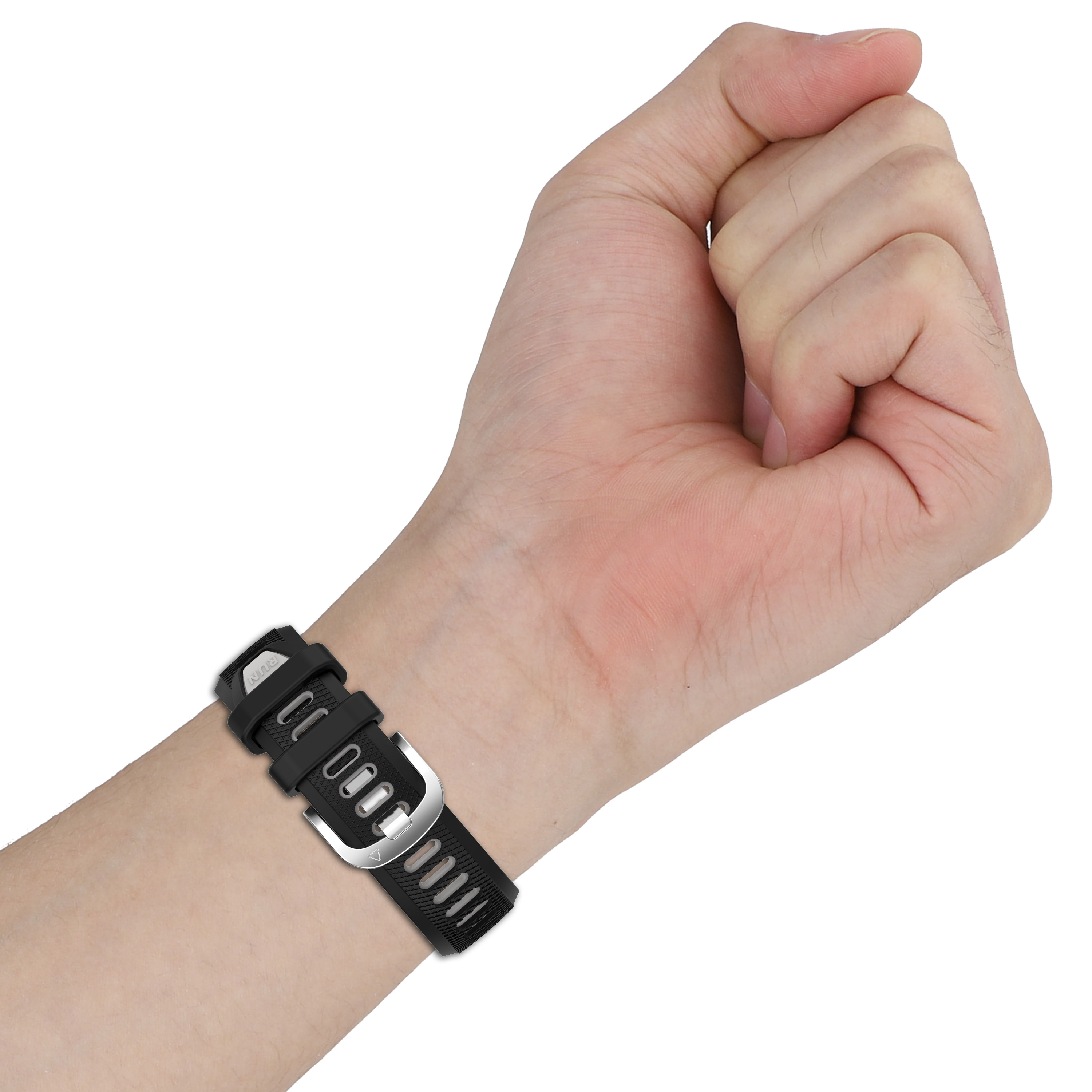 Das Handgelenk einer Person mit einem schwarzen Uhrenarmband, das mit einer silbernen Schließe befestigt ist.