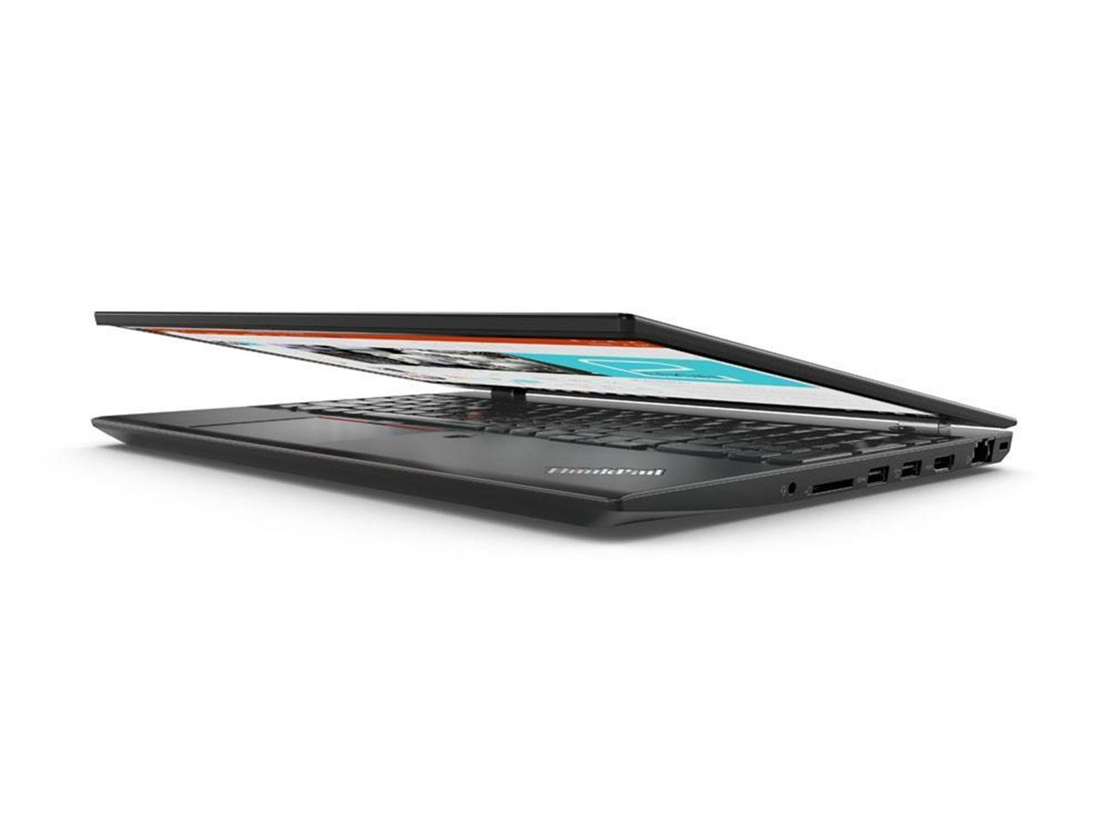 Ein schwarzer Laptop, teilweise geöffnet, mit sichtbarer Tastatur und Bildschirm, vor weißem Hintergrund.