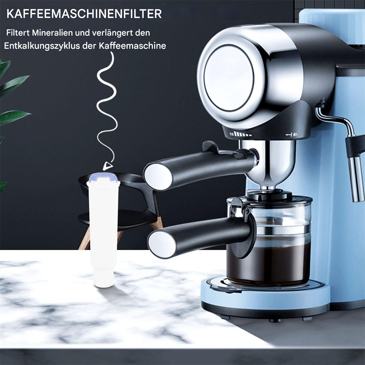 Eine hellblaue Espressomaschine mit Filter und Glaskaraffe.