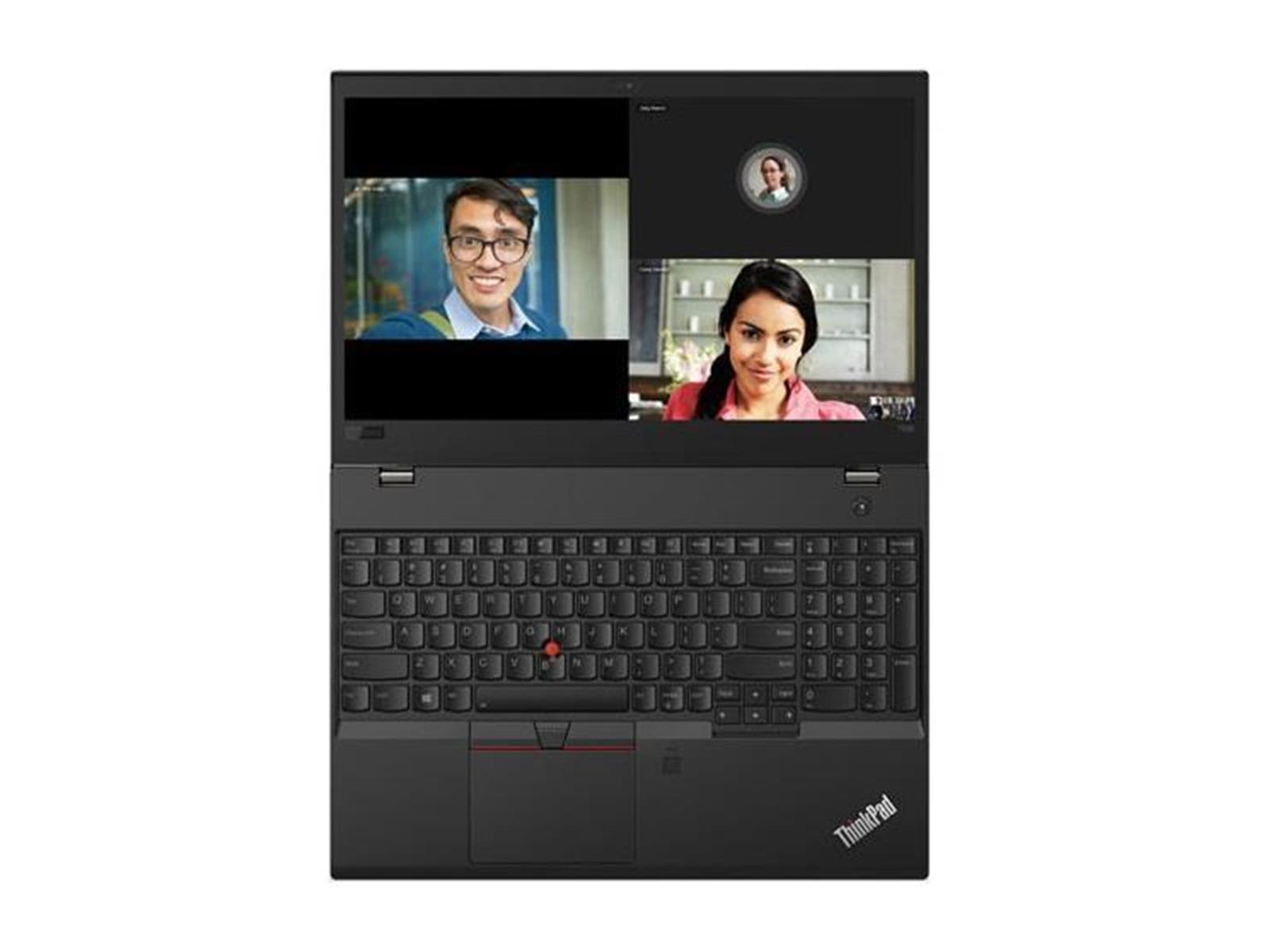 Laptop mit zwei Personen im Videoanruf auf dem Bildschirm.
