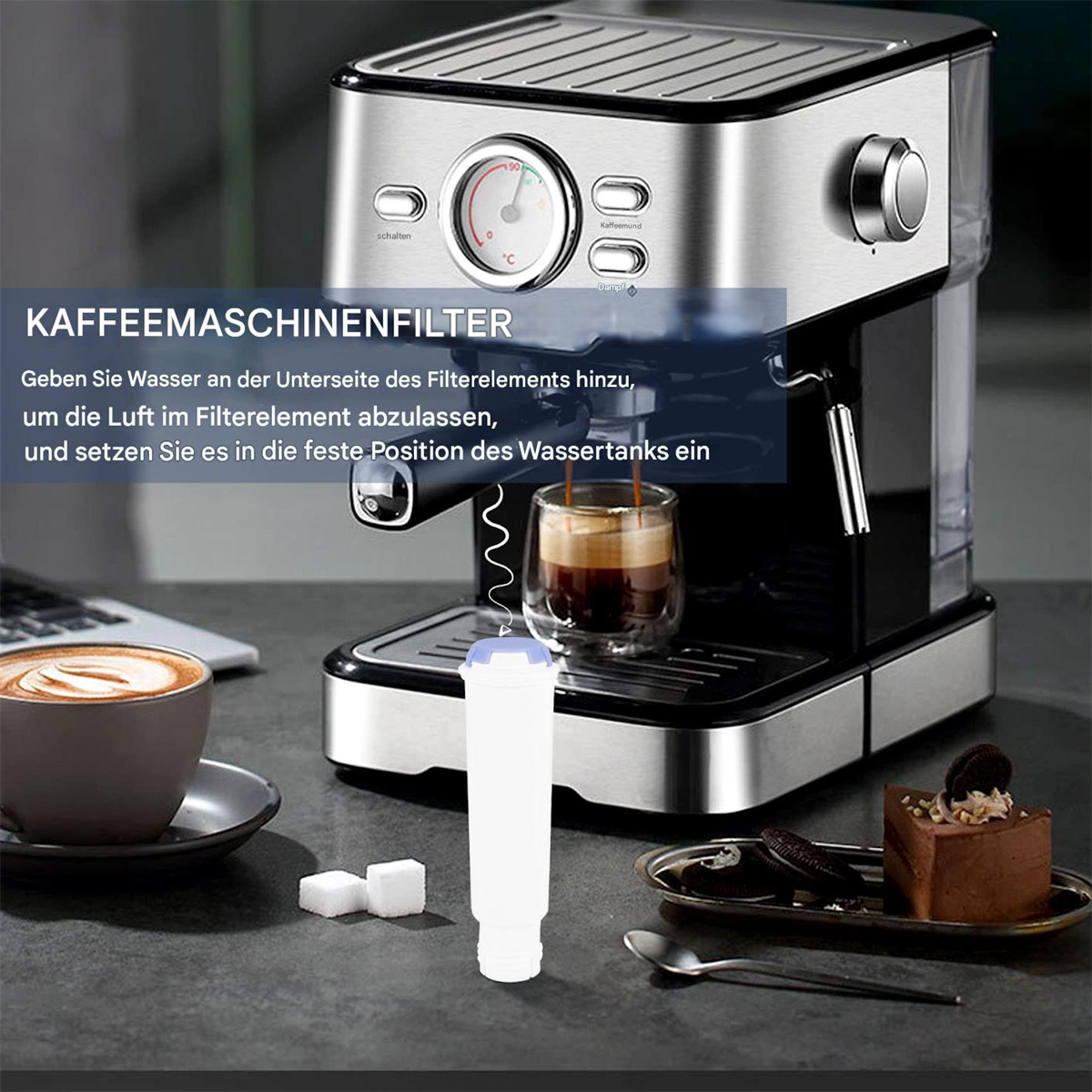 Eine Kaffeemaschine und ein Filter. Eine Tasse Kaffee wird eingeschenkt. Es gibt Zuckerwürfel und einen Kuchen.