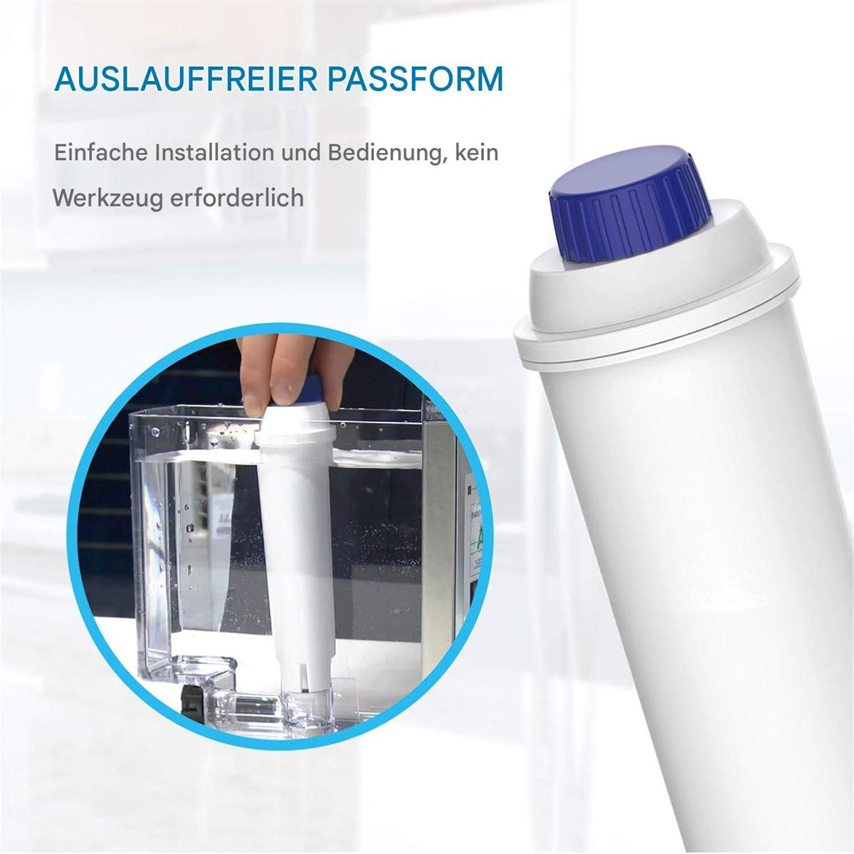 Ein Wasserfilter wird installiert. Eine Hand hält die blaue Kappe.