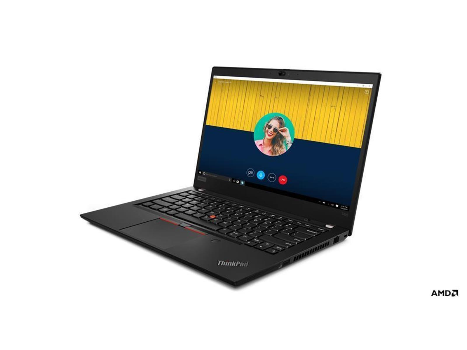 Schwarzer Laptop ist geöffnet und zeigt einen Videoanruf mit einer Frau. Gelbe Wand im Hintergrund.