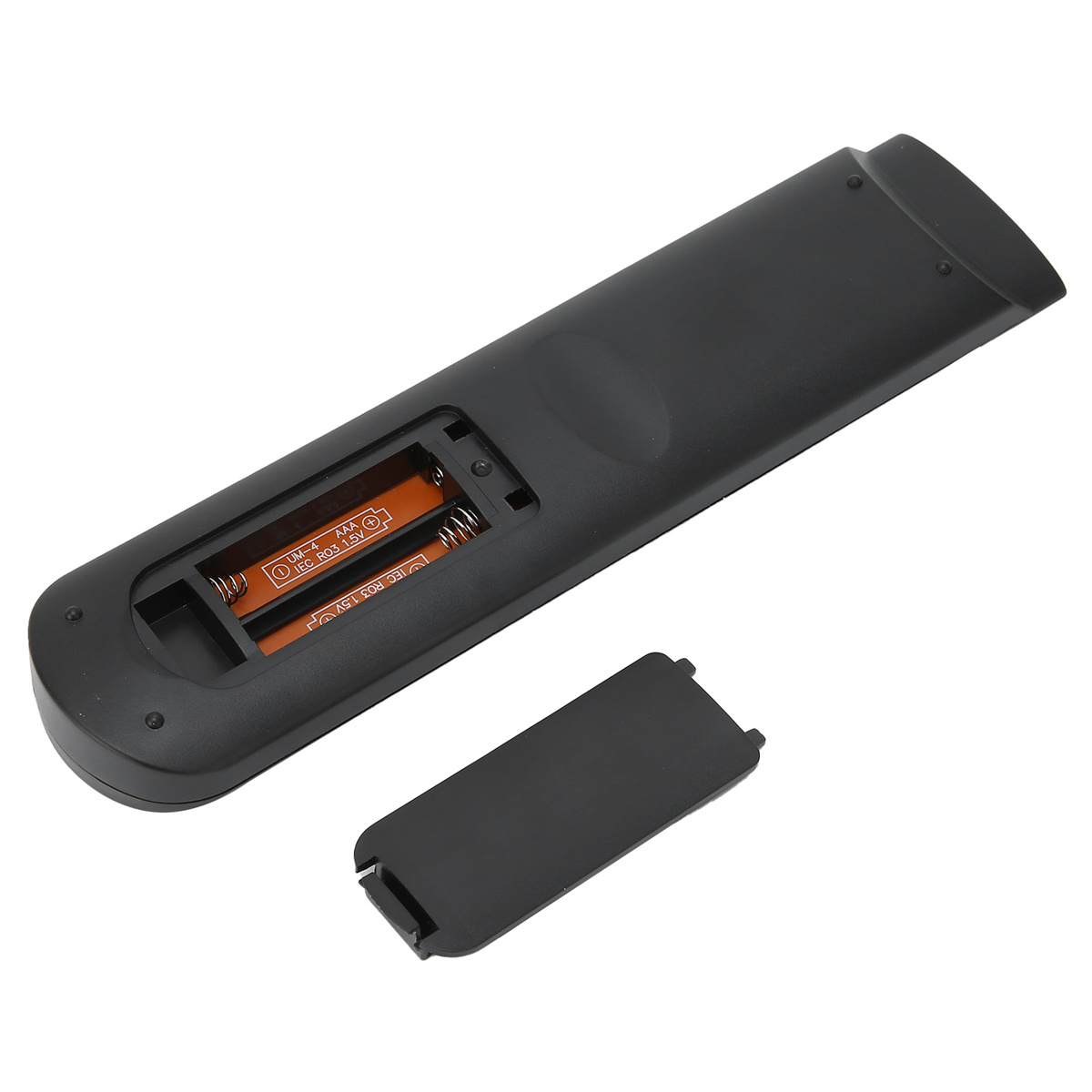 Eine schwarze Fernbedienung mit geöffnetem Batteriefach, das die Batterien zeigt.