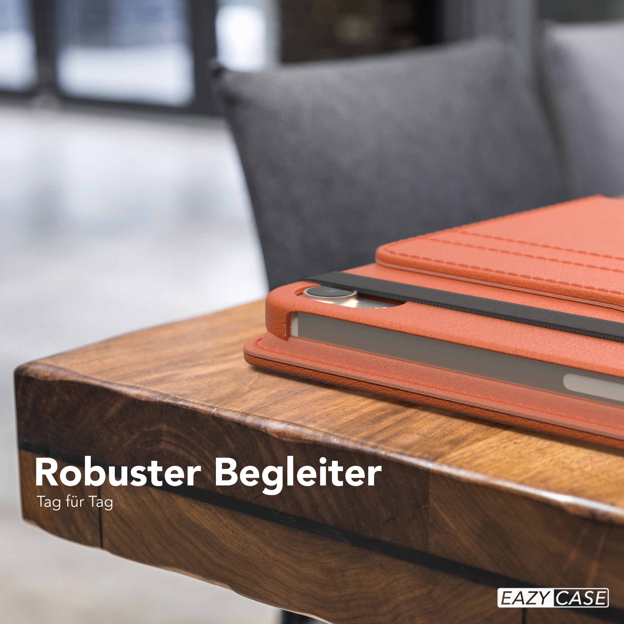 Lederetui auf einem Holztisch. Das Etui ist offen und hat ein schwarzes Band. Text: 'Robuster Begleiter'.