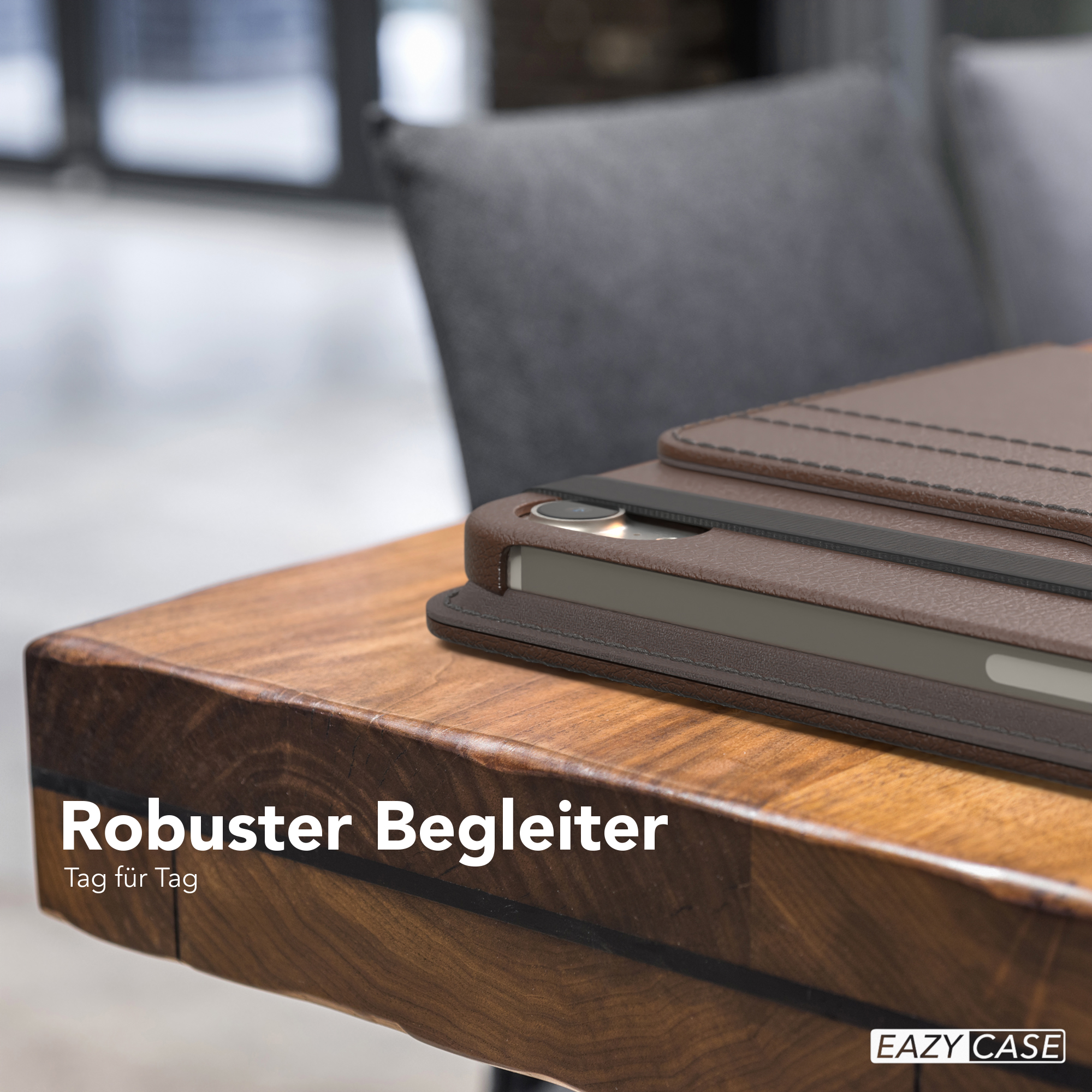 Lederetui mit iPad auf Holztisch, Text 'Robuster Begleiter'.