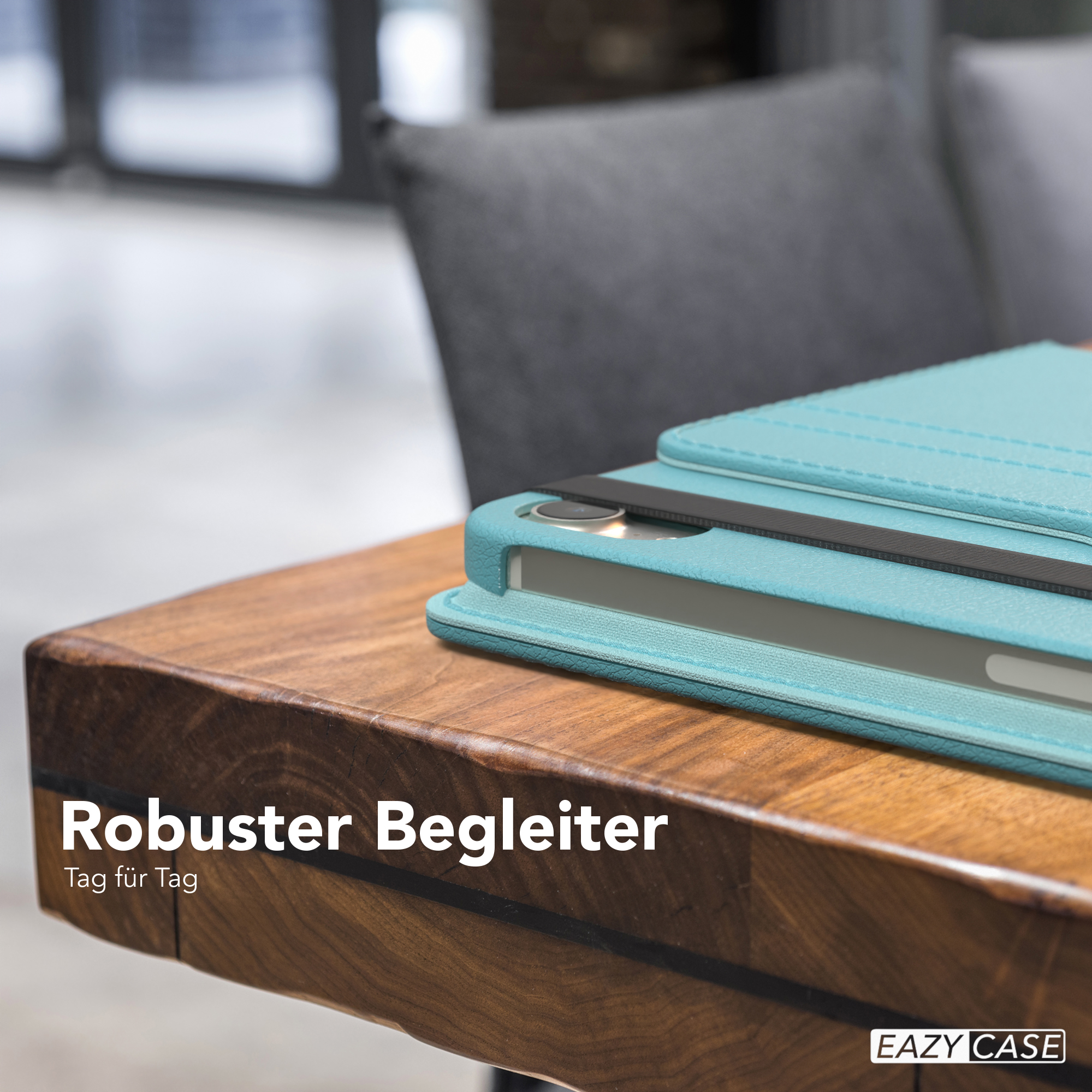 Nahaufnahme einer blauen Tablethülle auf einem Holztisch. Text: 'Robuster Begleiter' und 'Tag für Tag'.