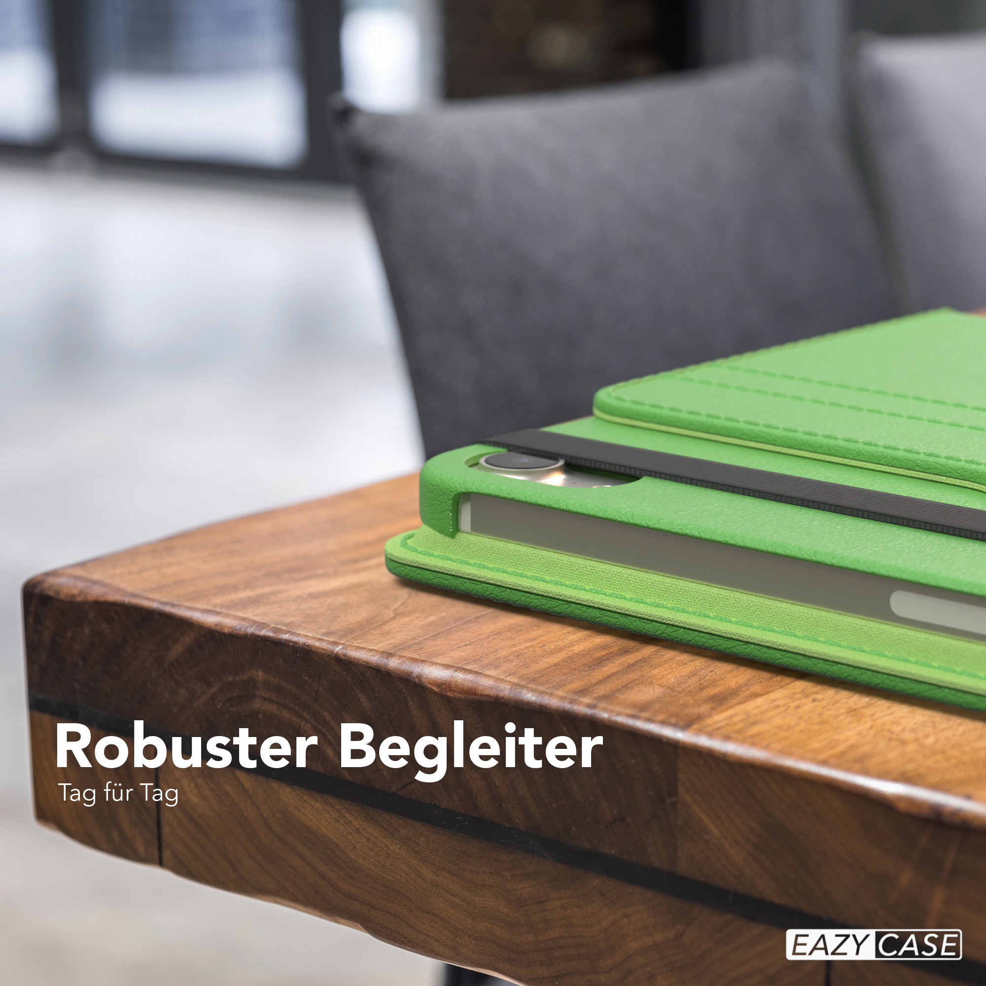 Grüne Tablethülle auf Holztisch, mit Text und EAZY CASE Logo.