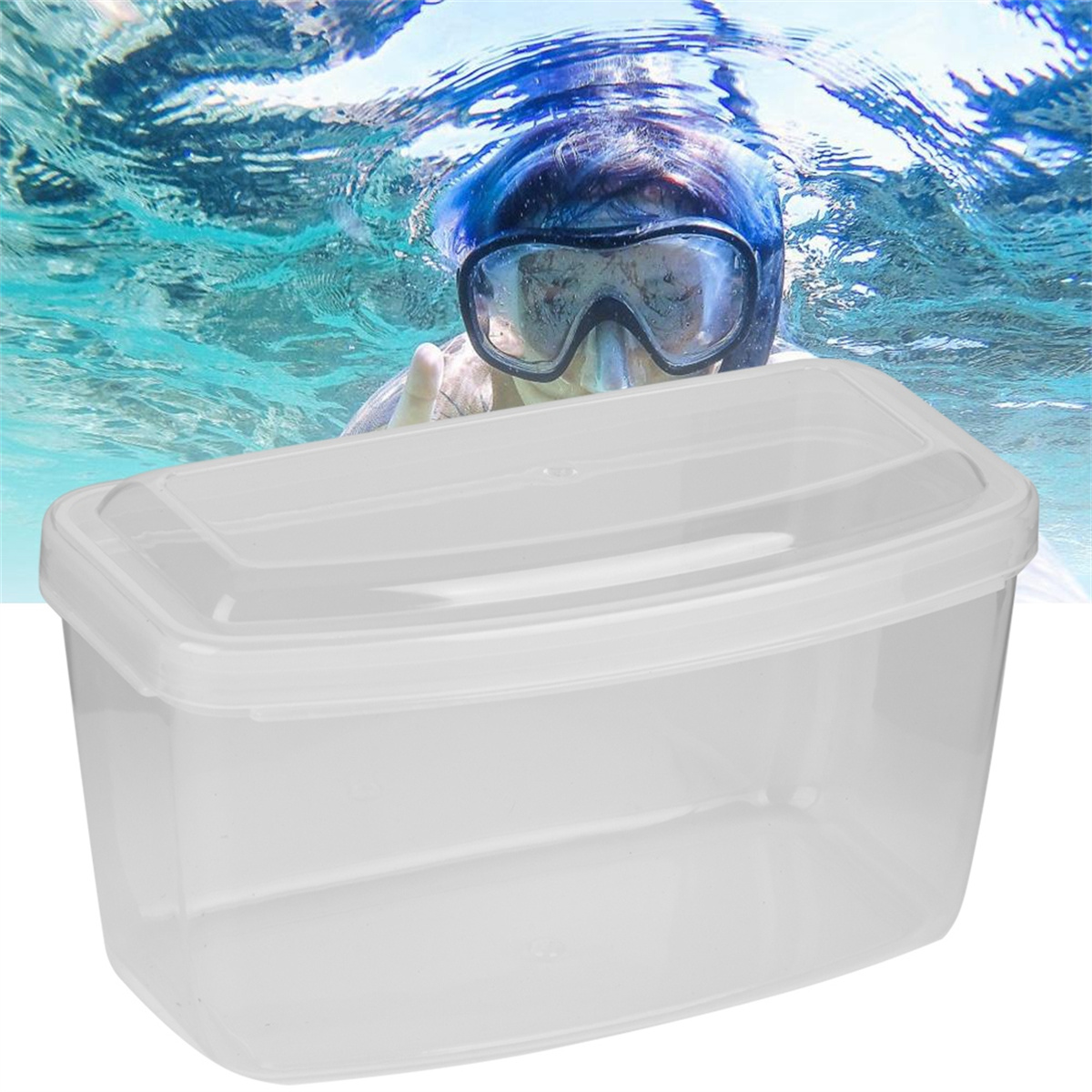 Eine Person mit Maske ist unter Wasser, mit einem durchsichtigen Behälter vor sich. Der Behälter ist durchscheinend.