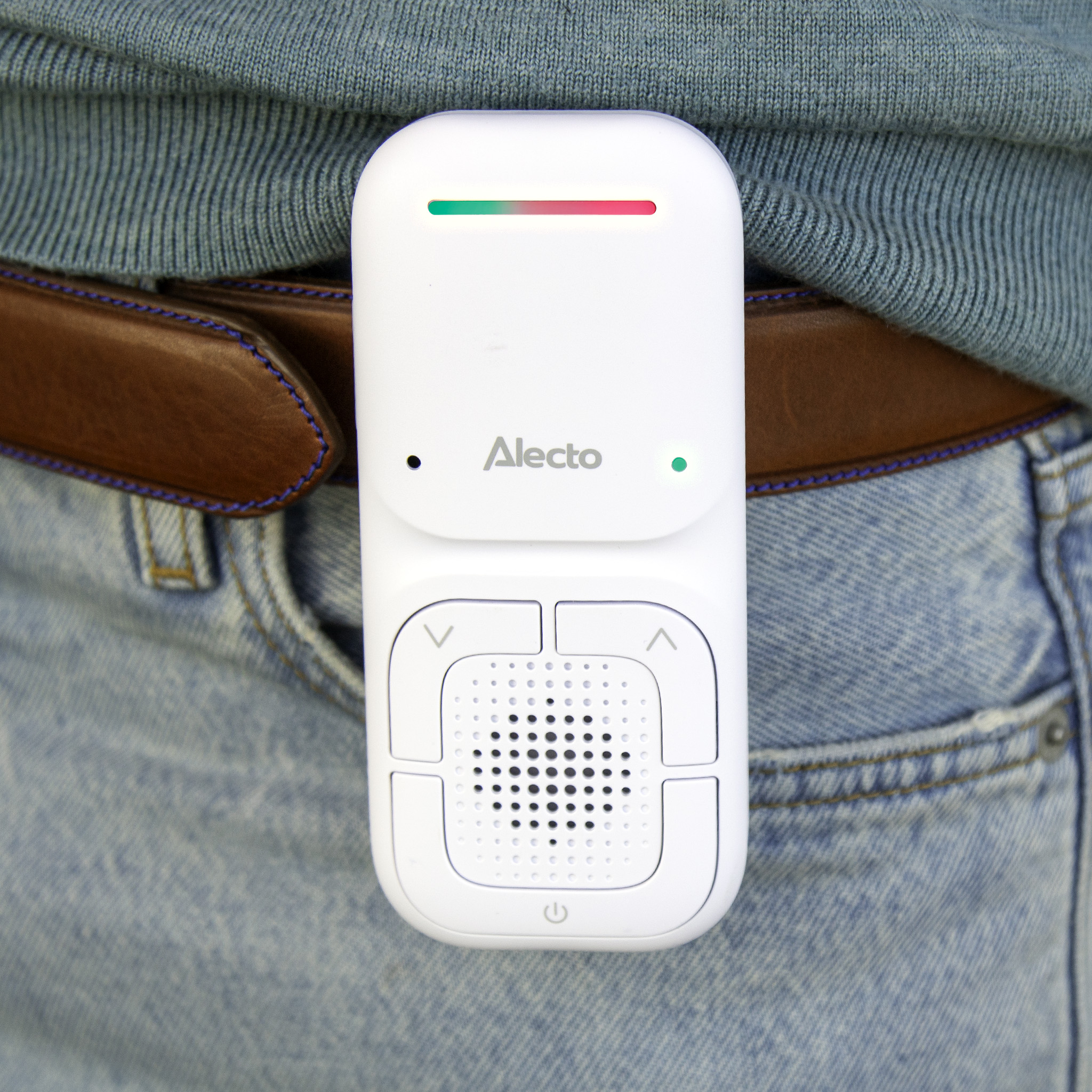 Biały niania Alecto przypięta do paska osoby.