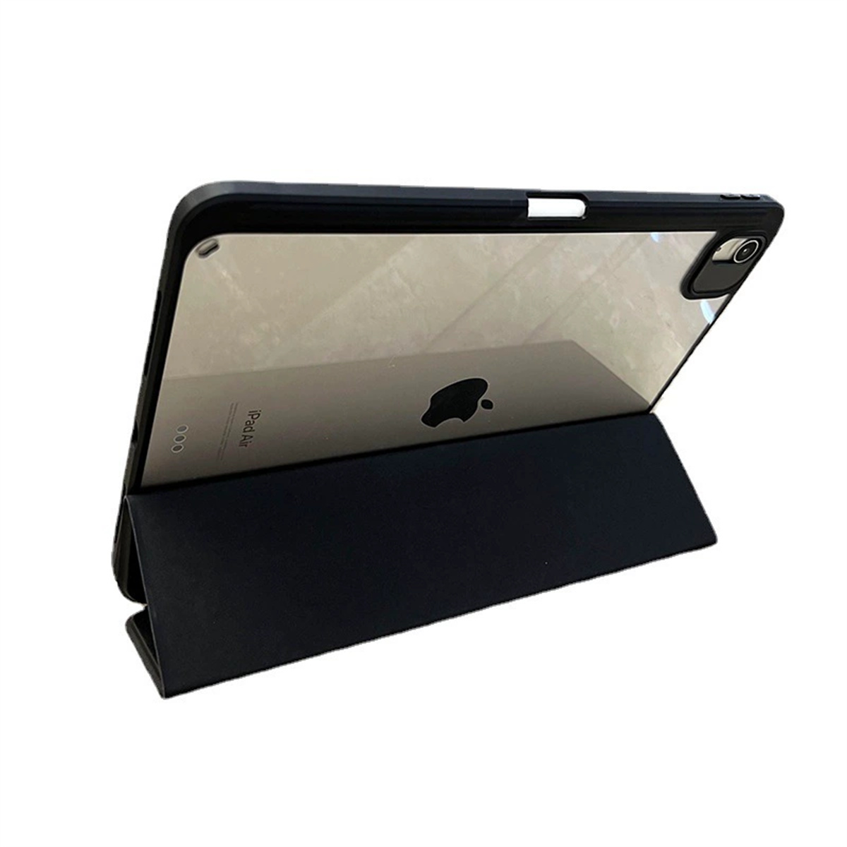 Ein iPad in einer schwarzen Hülle, aufgestellt, zeigt den Bildschirm. Das Apple-Logo ist sichtbar.