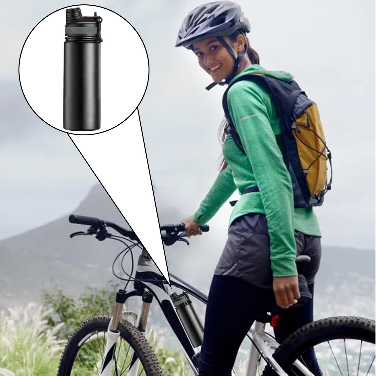 Radfahrer mit schwarzer Wasserflasche am Fahrrad. Der Radfahrer trägt einen Helm.
