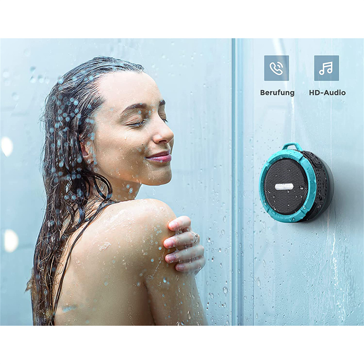 Frau duscht mit einem wasserdichten Lautsprecher an der Wand.