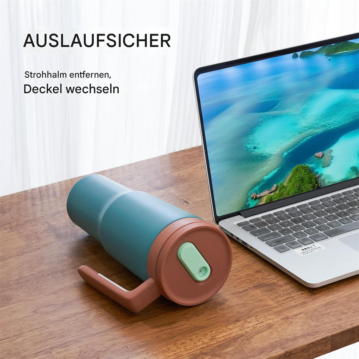 Blau-brauner Becher auf Holztisch neben Laptop mit Landschaft. Text: AUSLAUFSICHER.