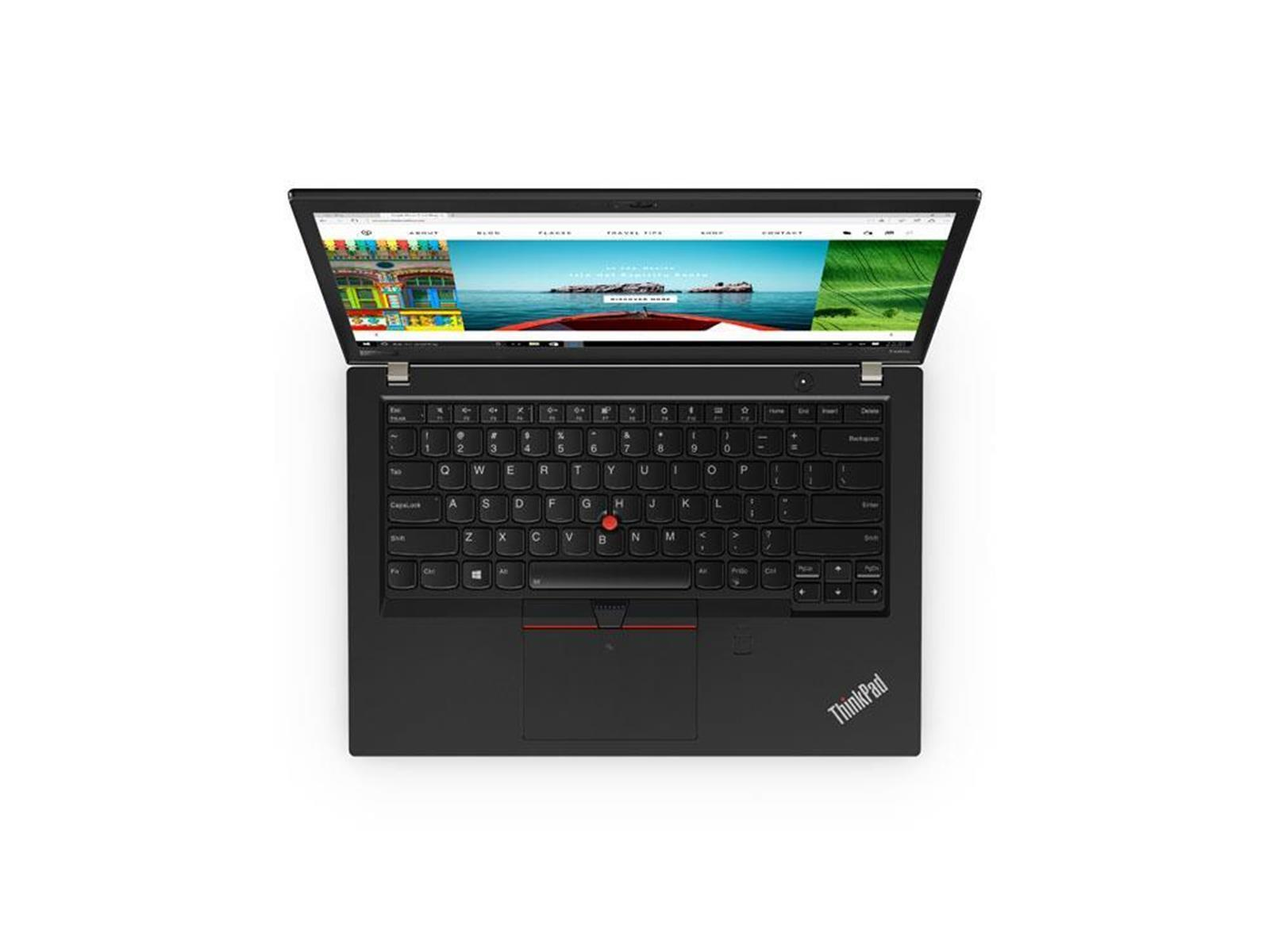 Ein schwarzes Laptop, geöffnet, zeigt eine Website mit Bildern und Text. Tastatur und Touchpad sind sichtbar.