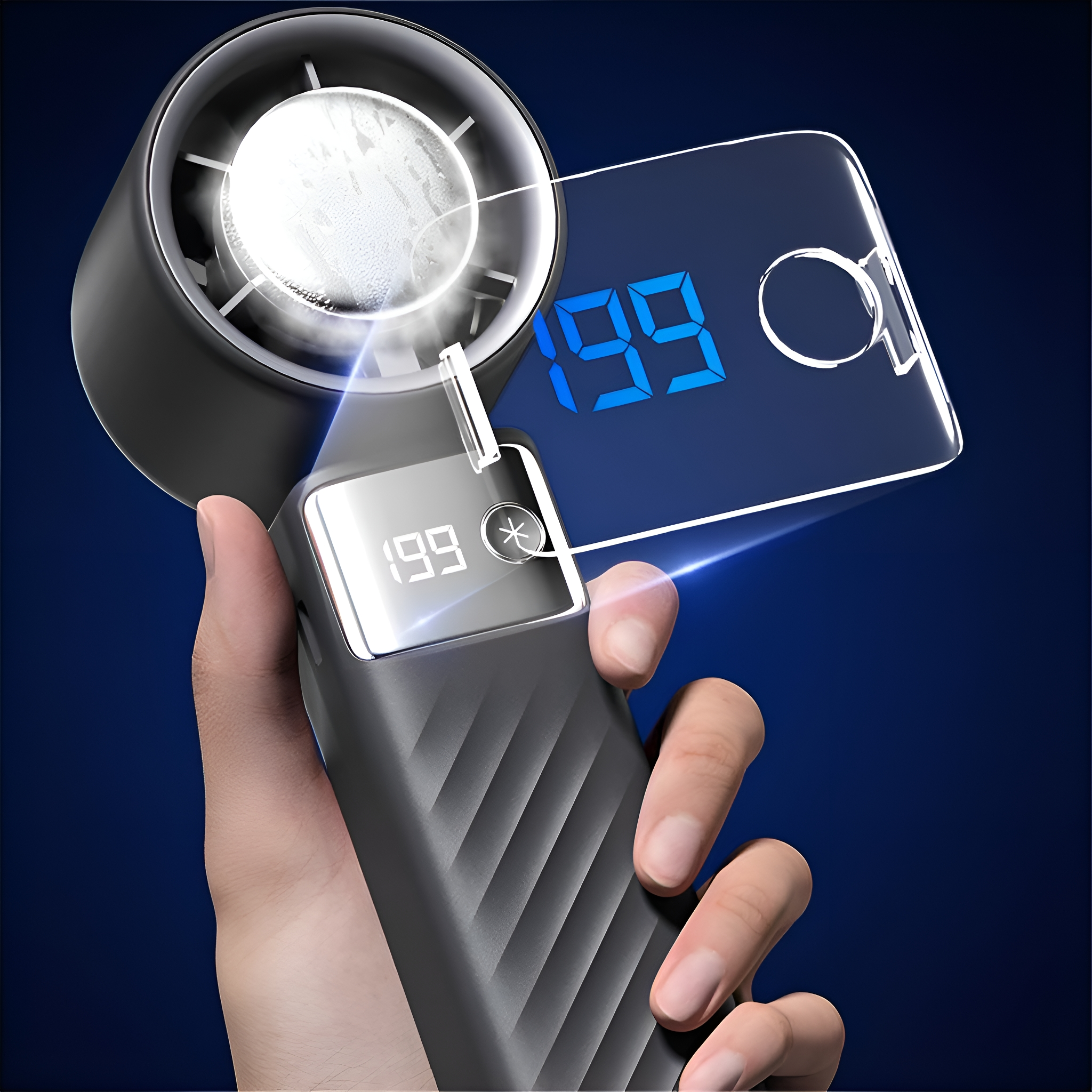 Hand, die ein schwarzes Gerät mit Display hält. Blaue Zahlen sind sichtbar.