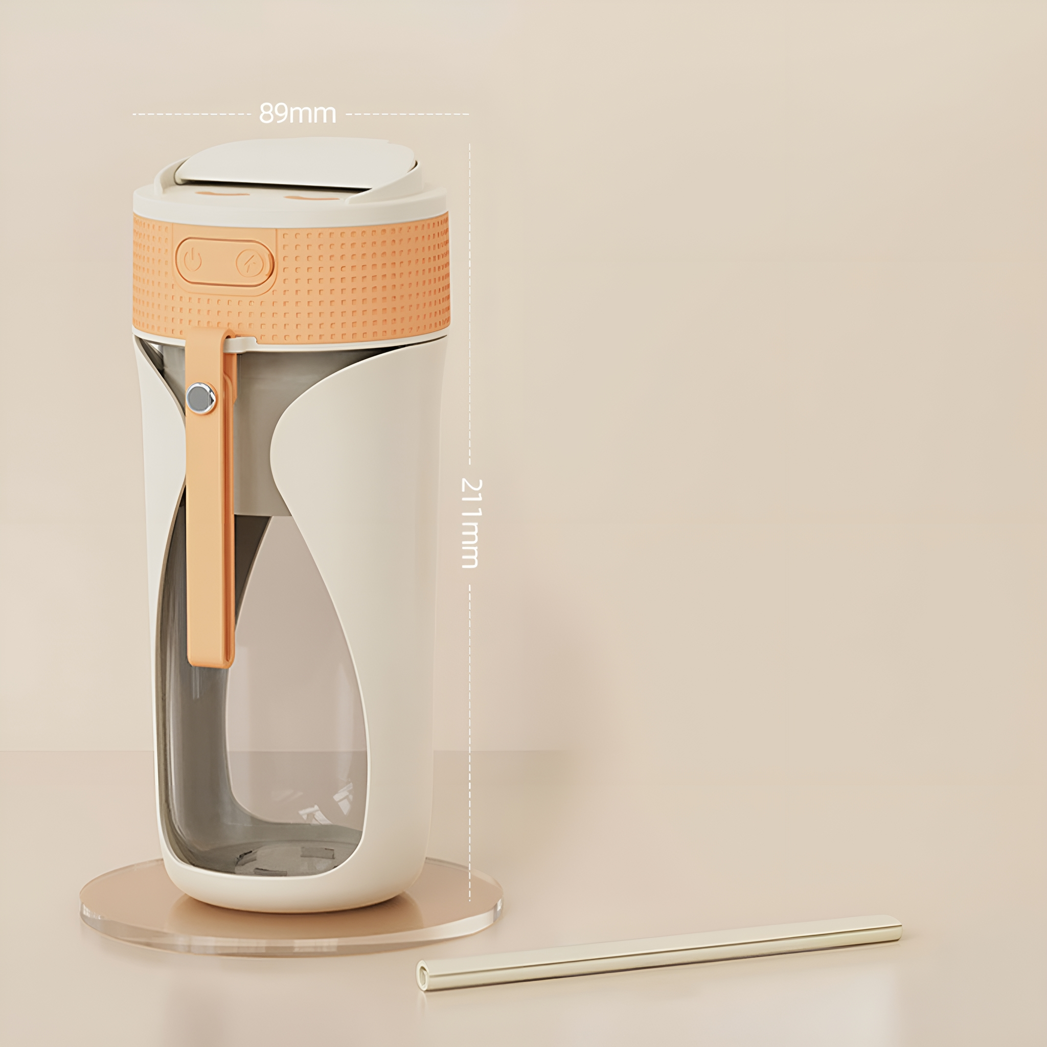 Eine weiße und orangefarbene Wasserflasche mit Strohhalm. Abmessungen werden angezeigt. Heller Hintergrund.