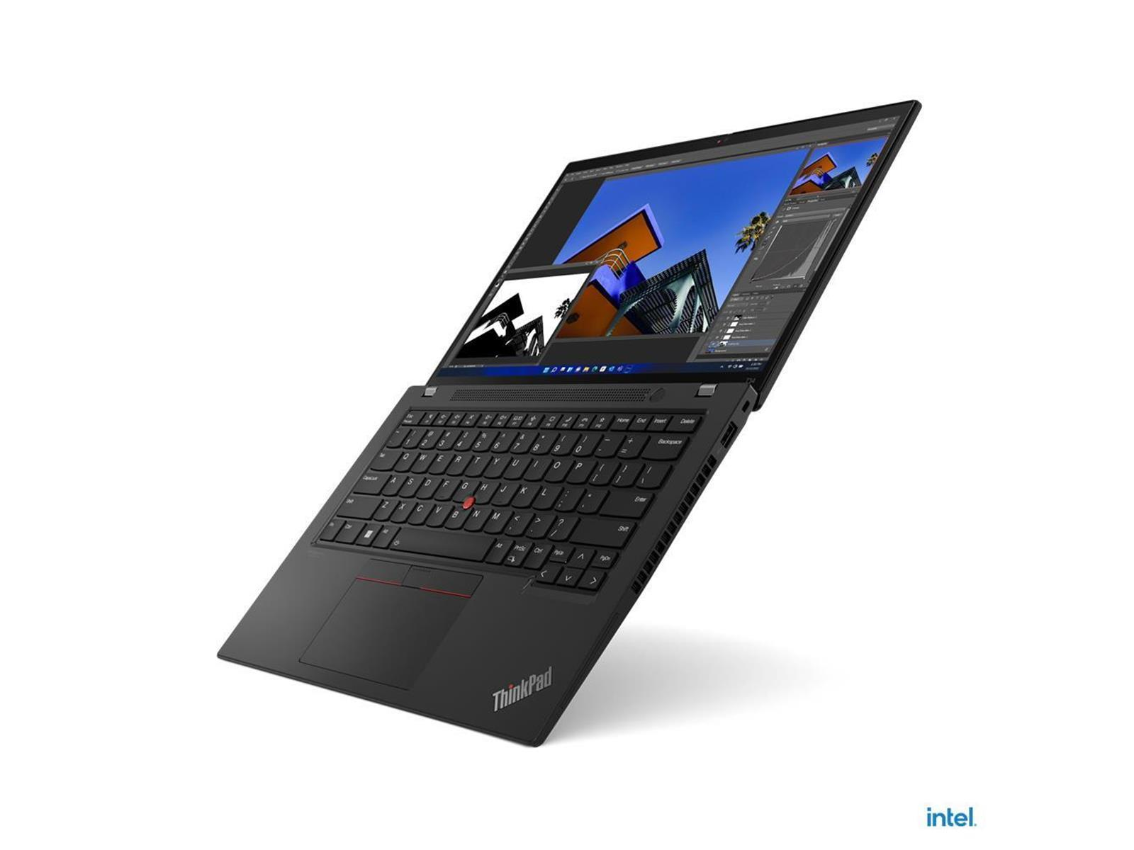 Schwarzer ThinkPad-Laptop offen auf weißer Oberfläche. Bildschirm zeigt Fotobearbeitungssoftware.
