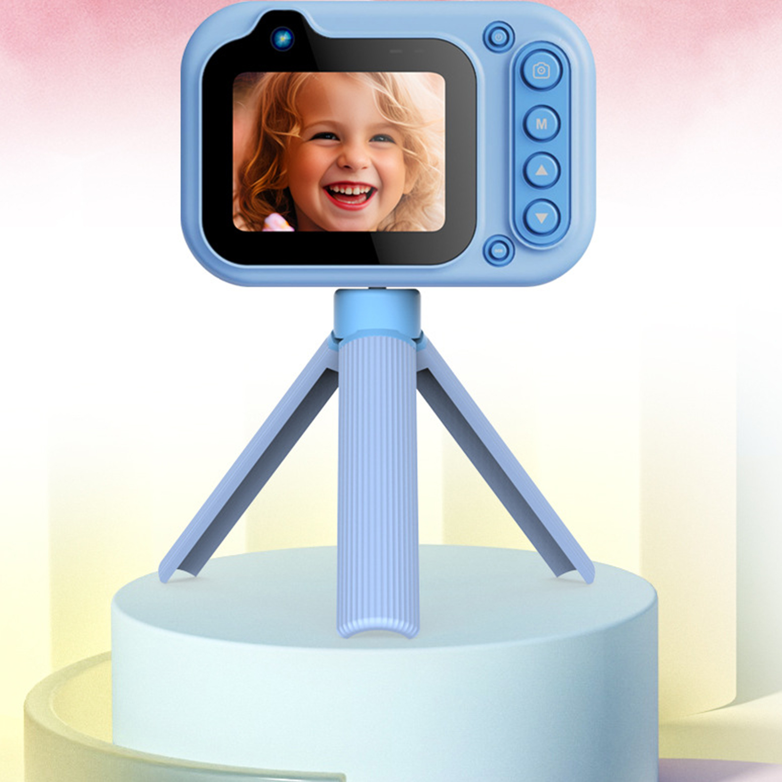 Blaue Spielzeugkamera auf einem Ständer, mit einem Kindergesicht auf dem Bildschirm.