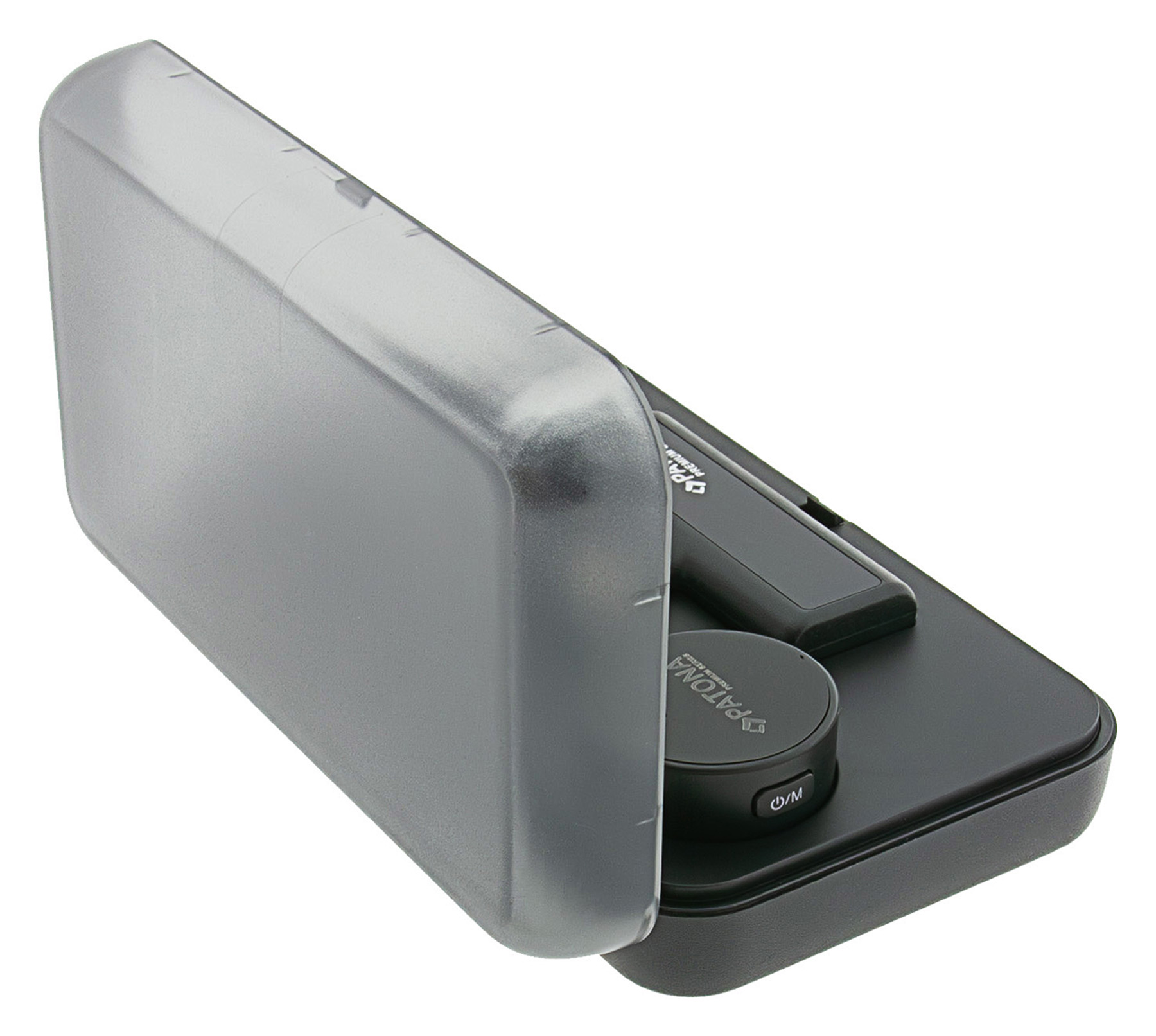 Étui noir avec couvercle transparent, contenant un chargeur noir et un objet rond noir.