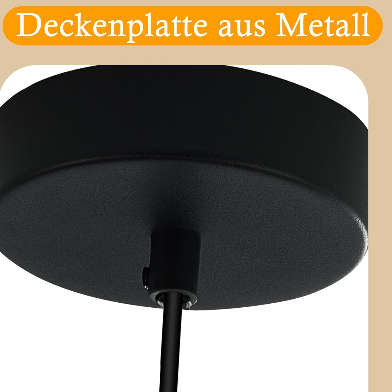 Nahaufnahme einer schwarzen Metall-Deckenplatte. Ein schwarzes Kabel hängt daran.