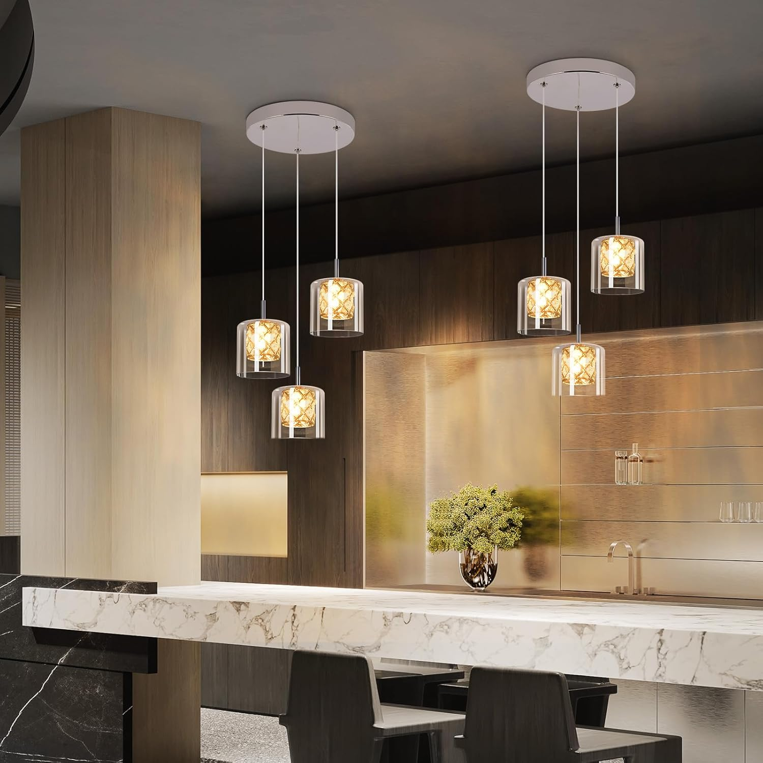 Nowoczesna kuchnia z lampami wiszącymi nad blatem, z barem i krzesłami.