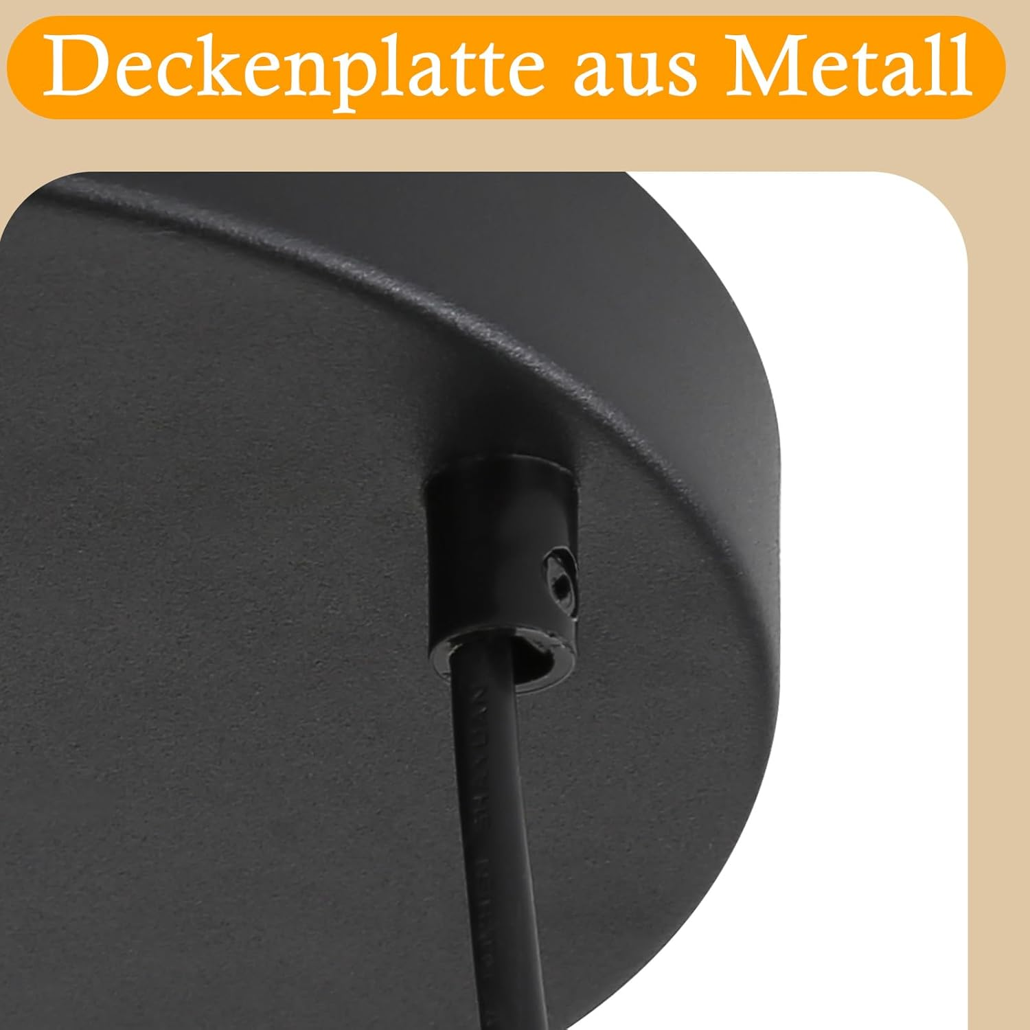 Schwarze Deckenplatte aus Metall mit Draht, Nahaufnahme.