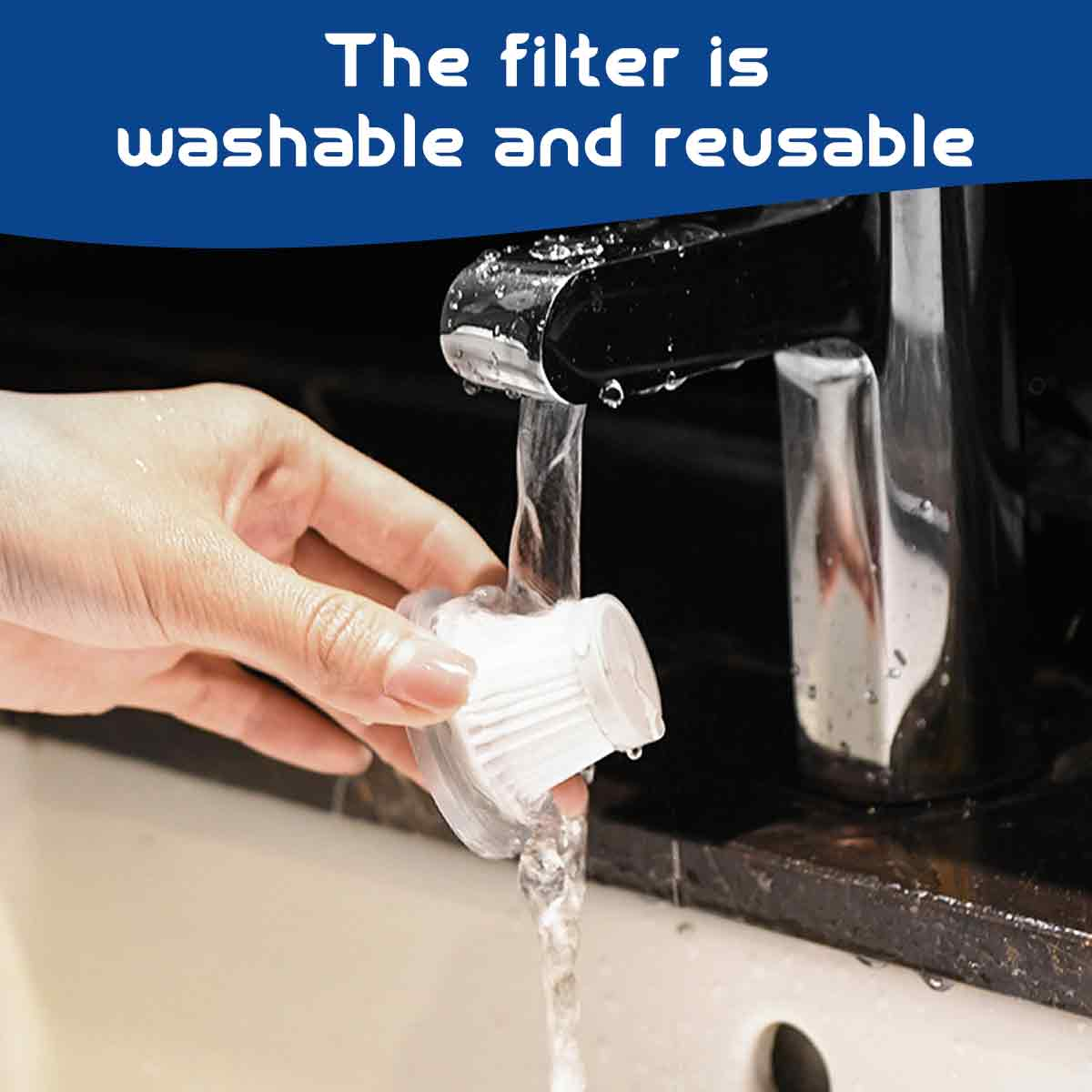 Eine Hand spült einen weißen, waschbaren Filter unter einem Wasserhahn. Der Filter ist für einen Staubsauger.