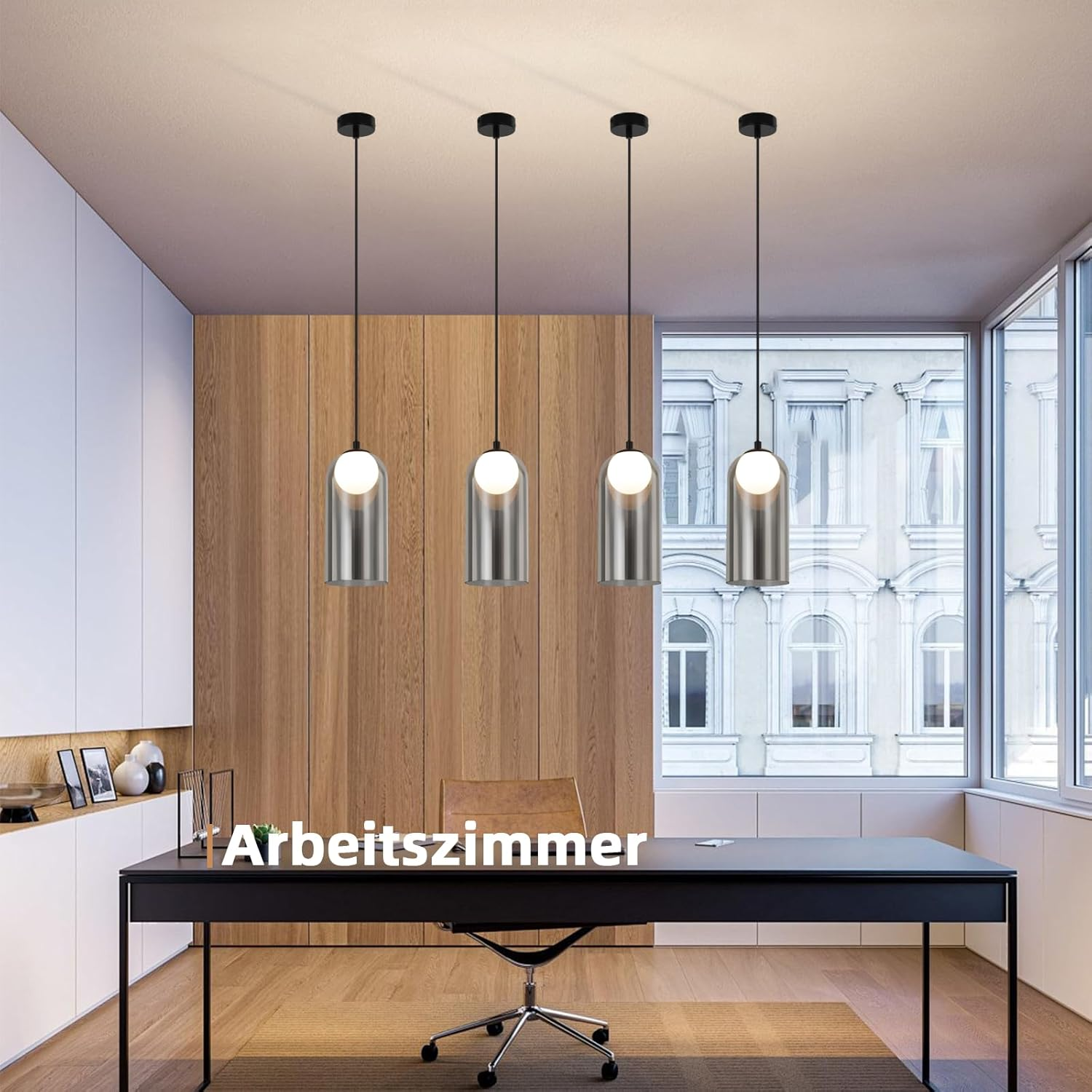 Vier Pendelleuchten hängen von der Decke in einem Raum mit Holzwand und Schreibtisch. Das Wort ist 'Arbeitszimmer'.