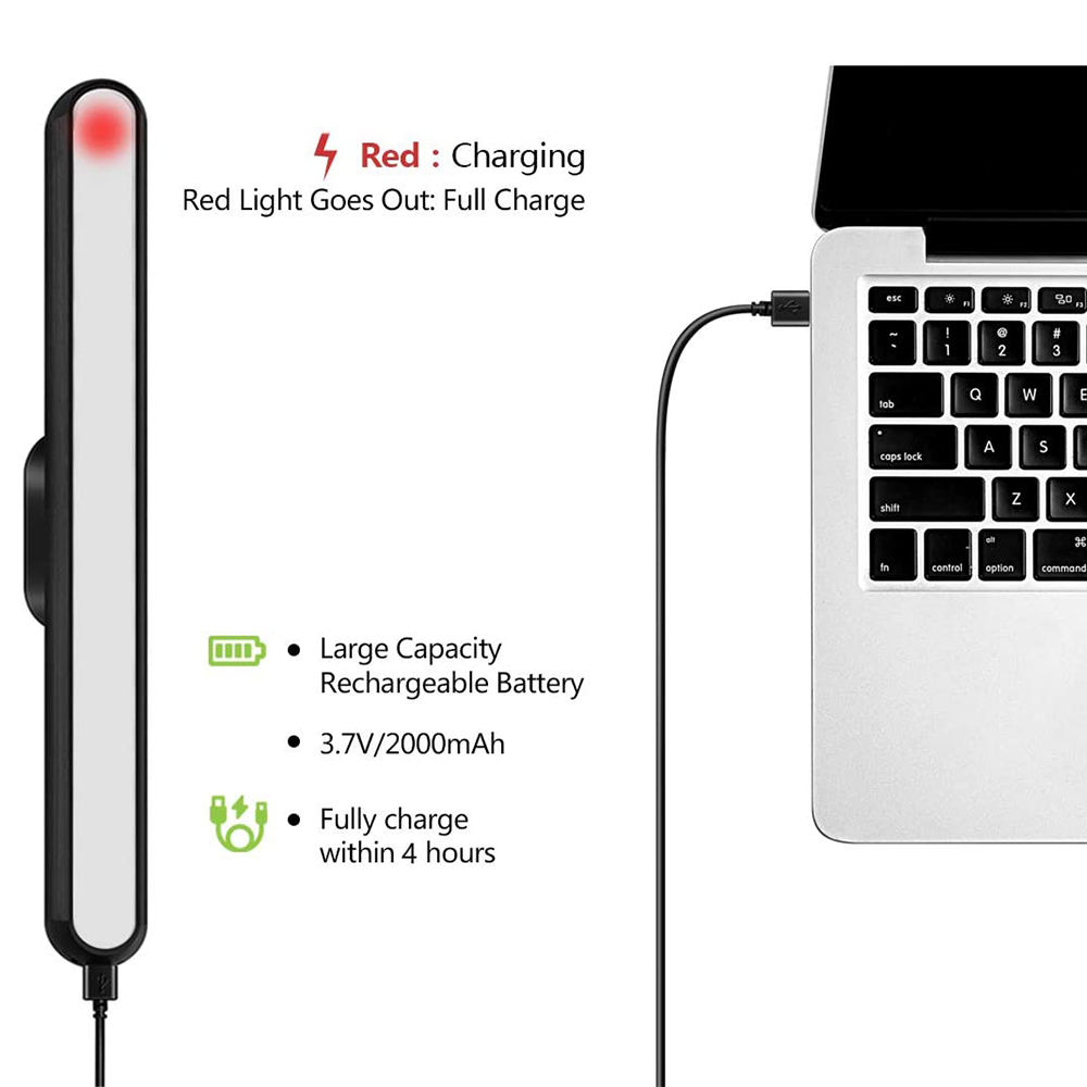 Ein schwarzes Ladegerät, das an einen Laptop angeschlossen ist, mit roter Ladeanzeige.