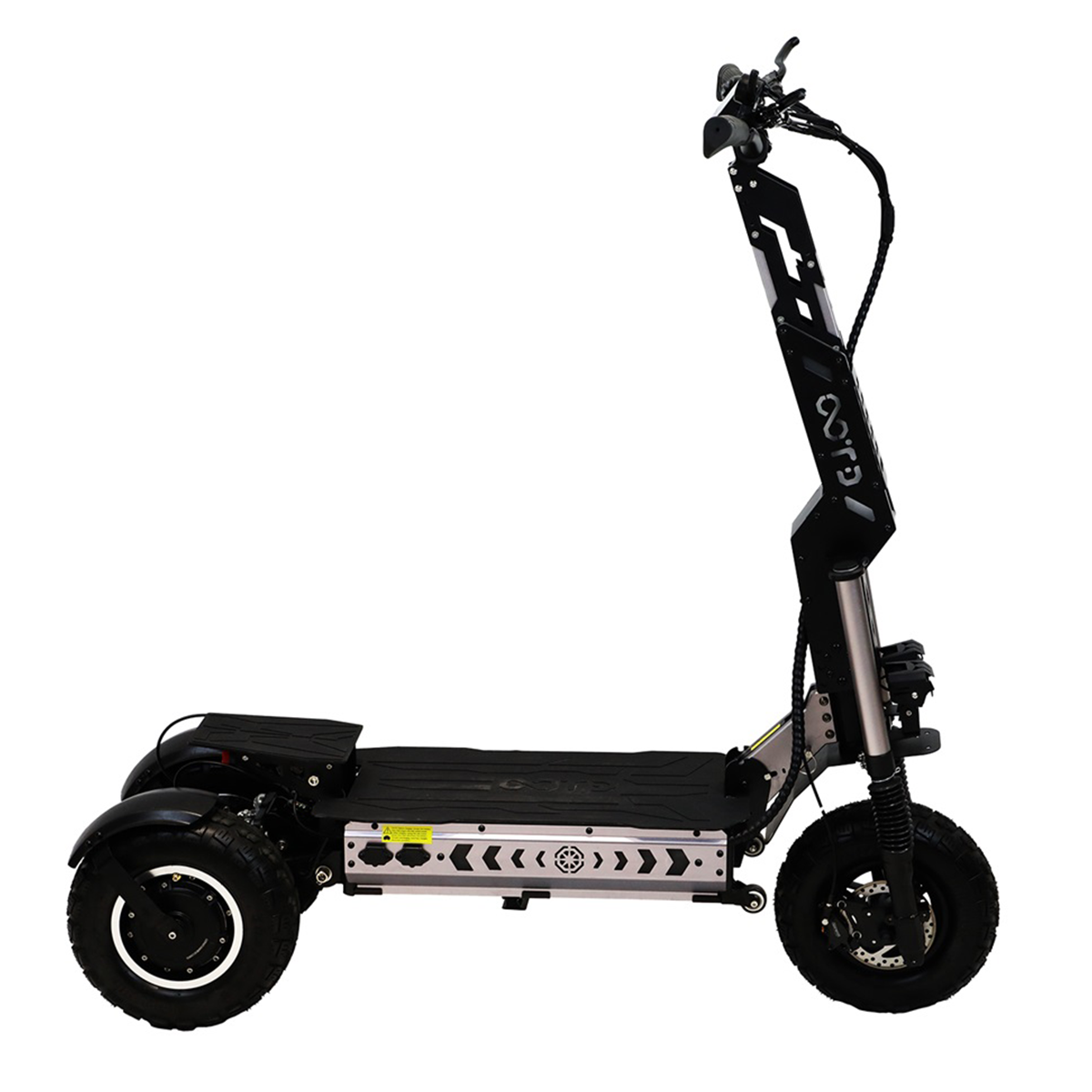 Skuter elektryczny z trzema kołami, czarnym korpusem i białym tłem.