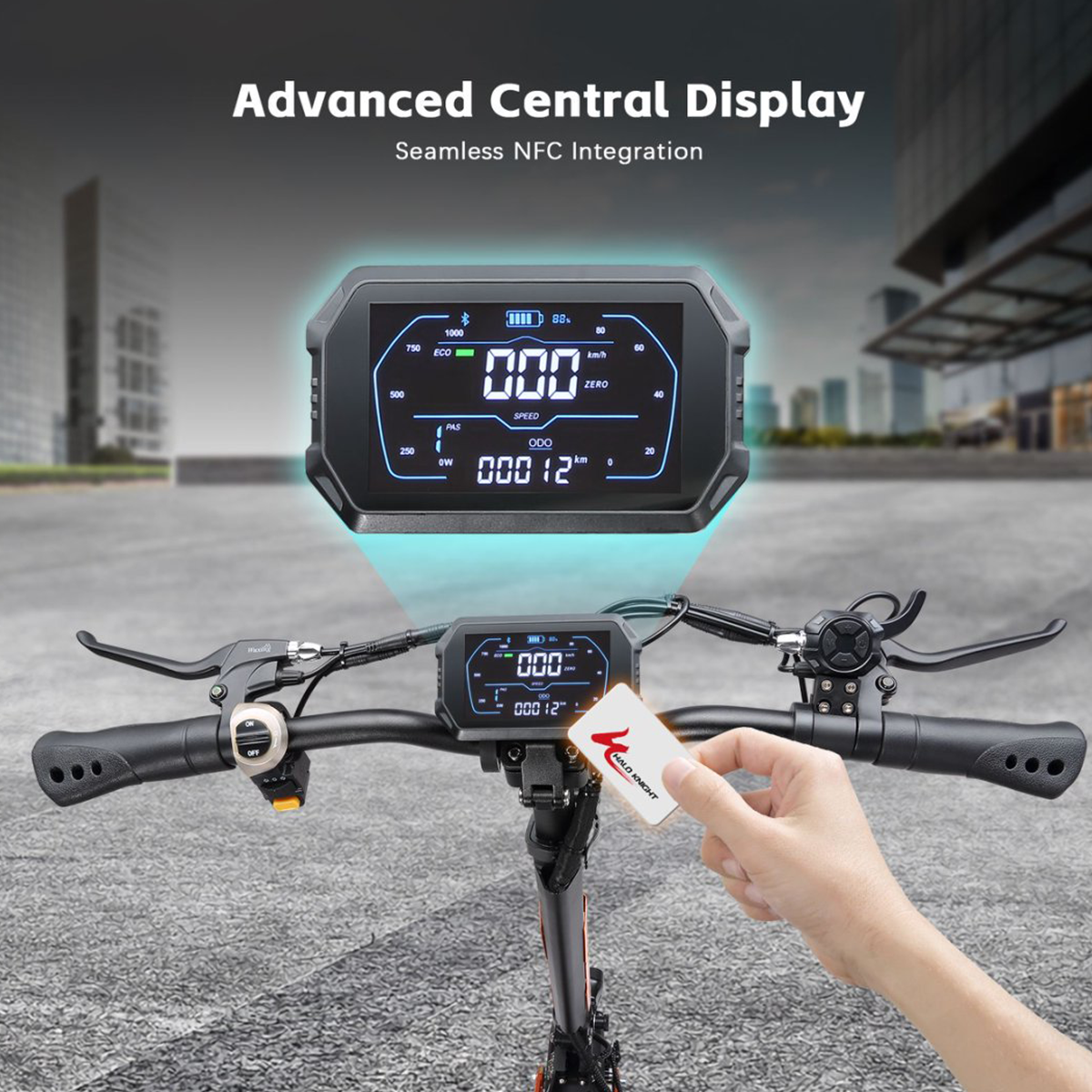 Deska rozdzielcza skutera pokazująca prędkość i inne wskaźniki, z ręką trzymającą kartę.