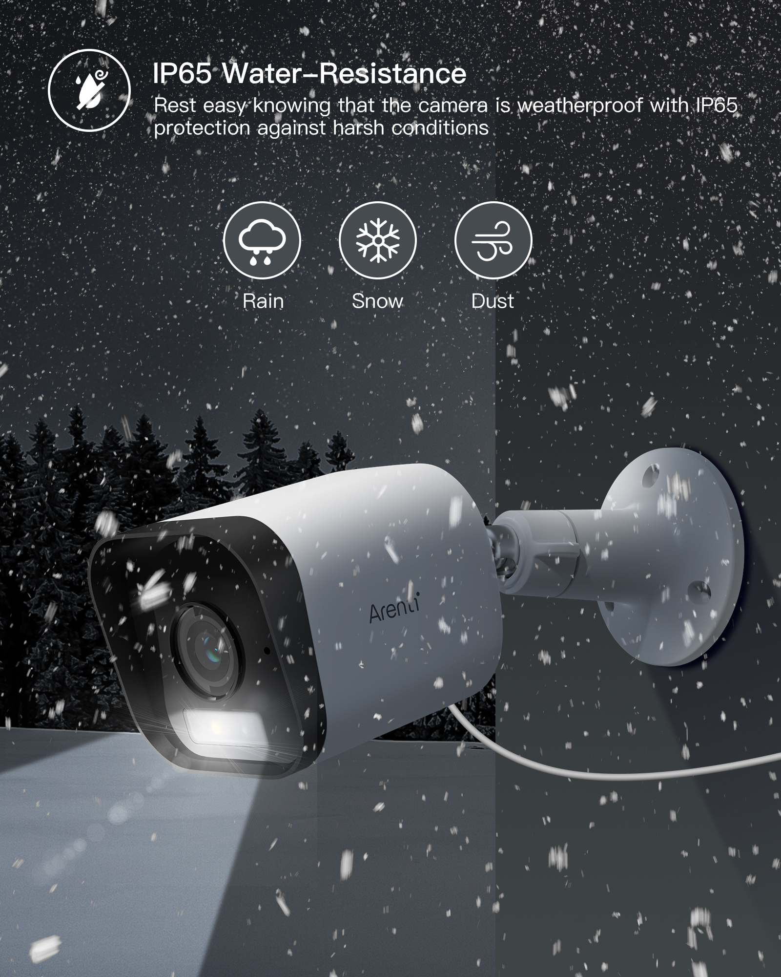 Outdoor-Überwachungskamera im Schnee. Weißes und schwarzes Design. Text zeigt IP65-Wasserfestigkeit.