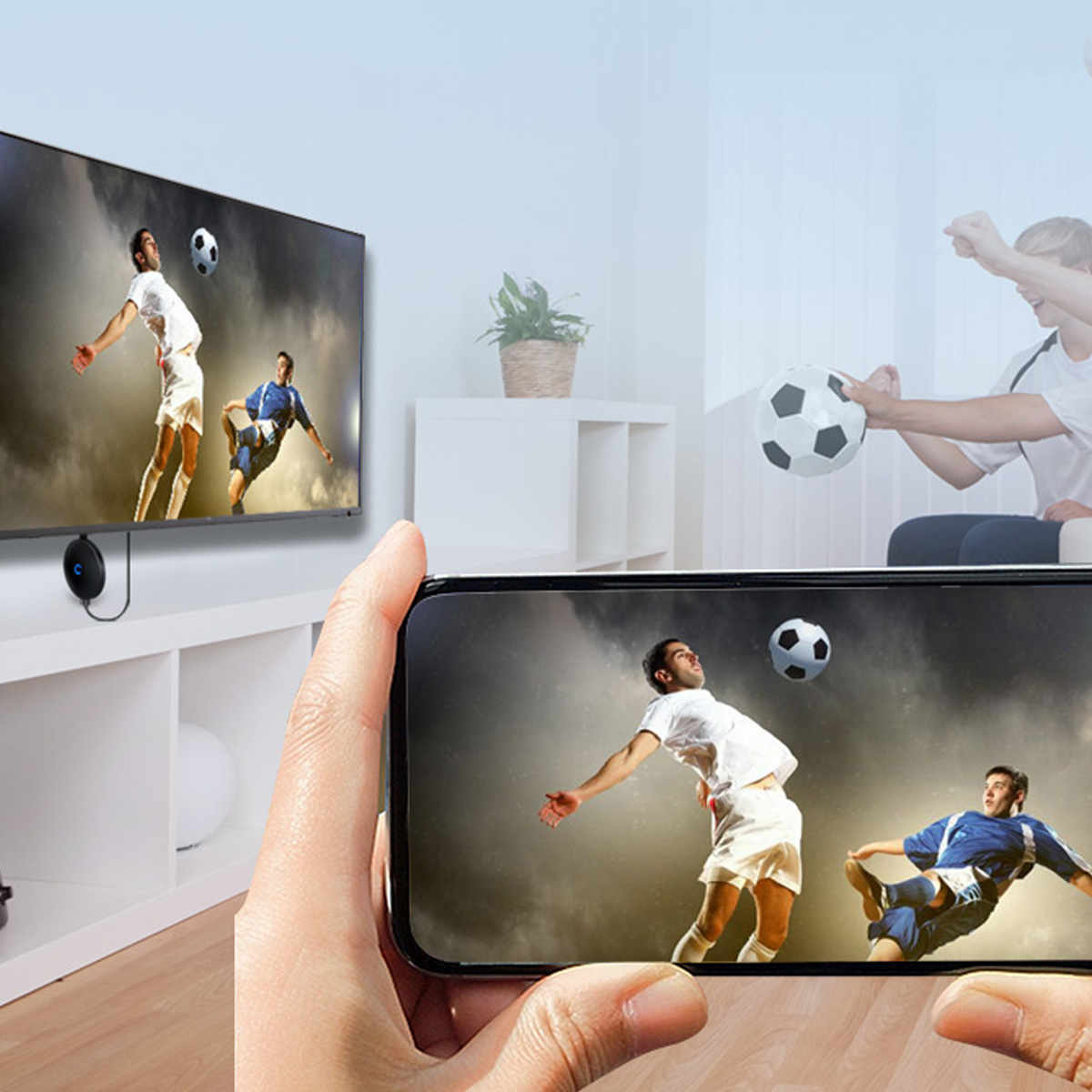 Leute schauen Fußball im Fernsehen und auf einem Telefonbildschirm. Das Telefon zeigt dasselbe Fußballspiel.