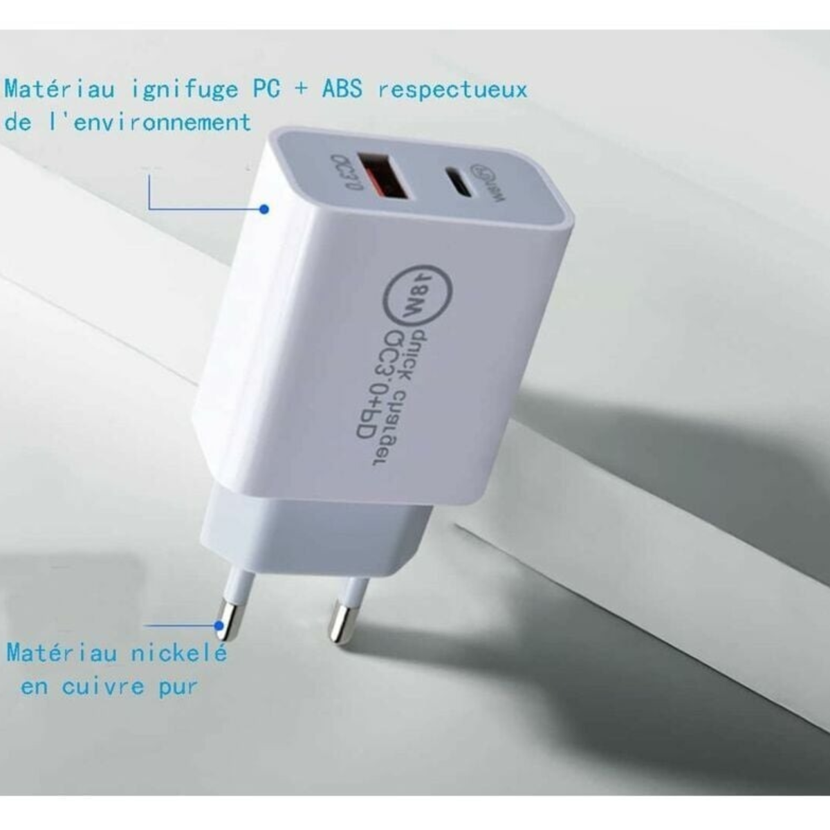 Weißes Netzteil mit zwei Stiften, USB-C- und USB-A-Anschluss auf weißer Oberfläche.