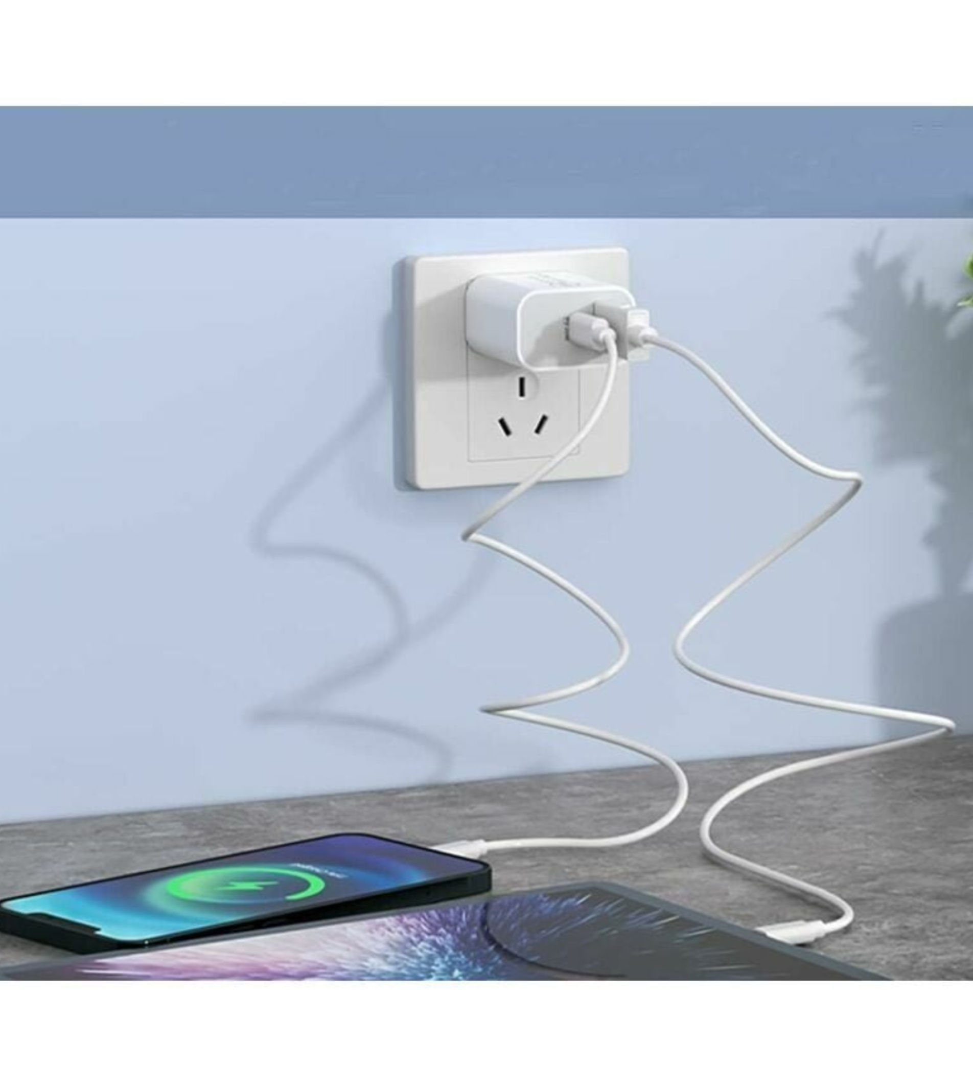 Ein Telefon, das auf einem Tisch aufgeladen wird, an eine Steckdose angeschlossen.