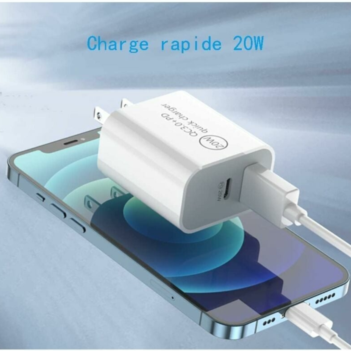 Ein weißes Telefonladegerät, das an ein Telefon angeschlossen ist. Text auf dem Ladegerät: 'QC 3.0+PD quick charger 20W'.