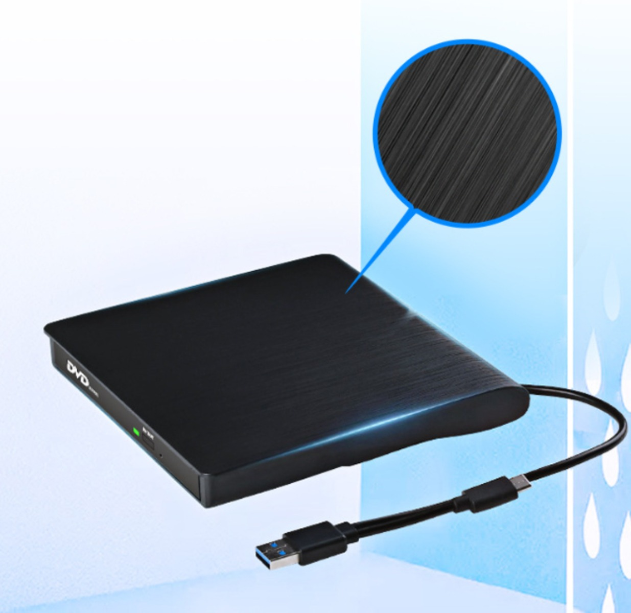 Ein schwarzer DVD-Player mit einem USB-Kabel. Eine Nahaufnahme der Oberfläche zeigt ein dunkles Muster.