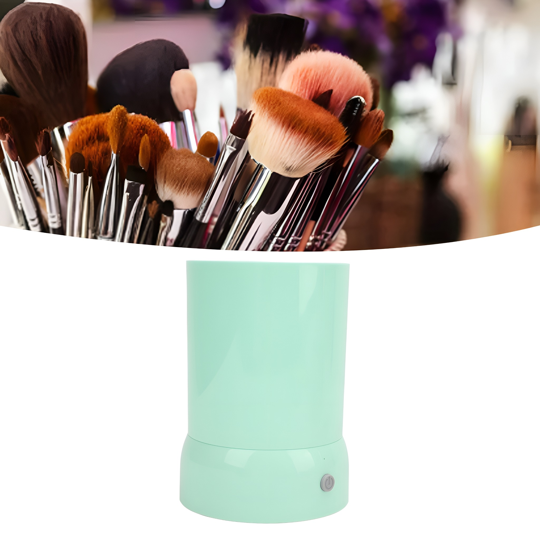 Minzgrüner Make-up-Pinselreiniger mit Pinseln und Make-up-Pinseln im Hintergrund.