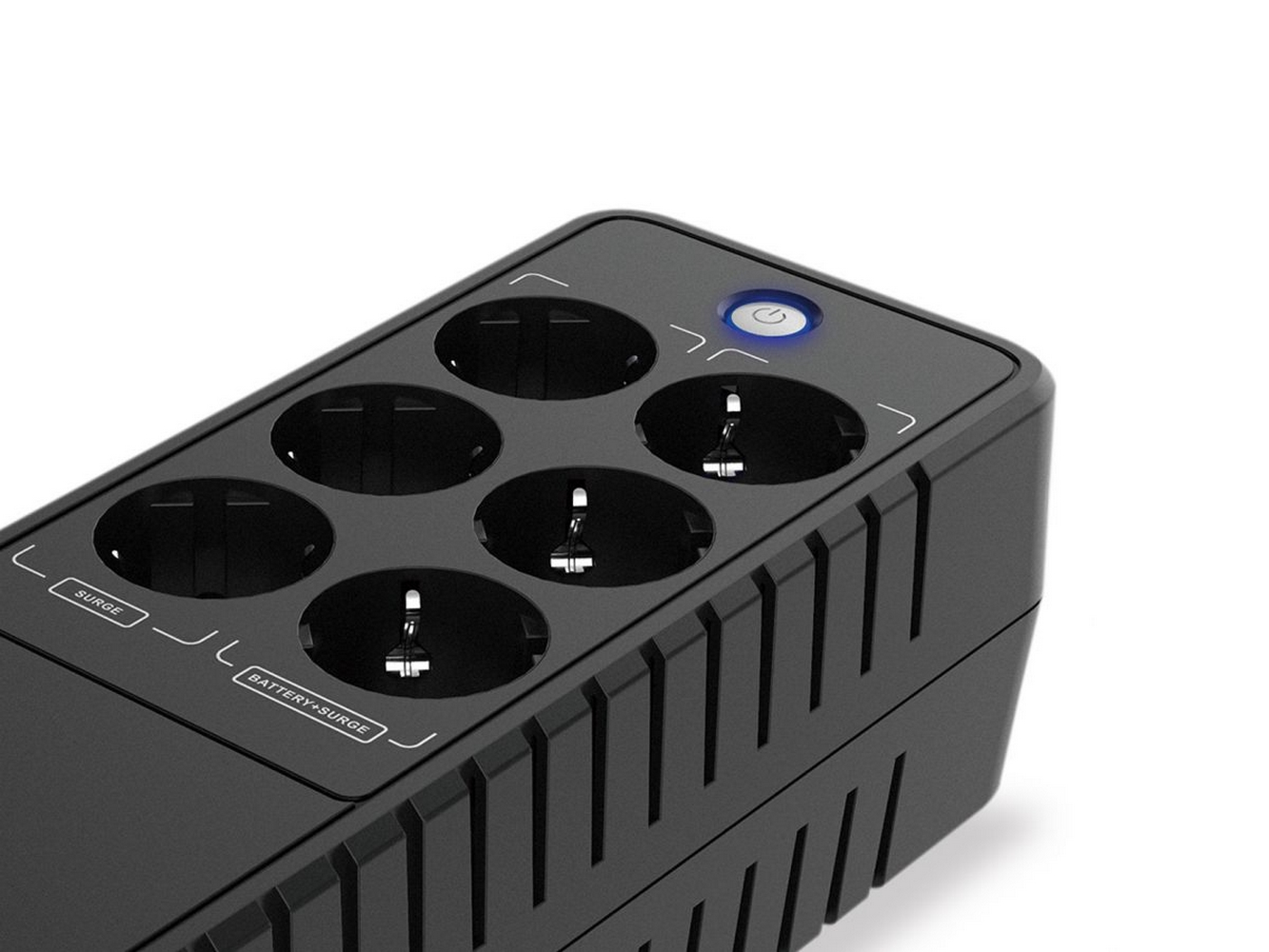 Presa multipla nera con sei prese, un pulsante di accensione ed etichette per sovratensione e batteria.